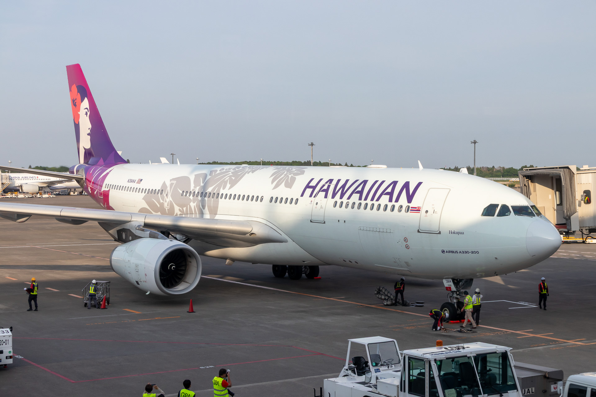 シアトルよりHA823便が62番ゲートに到着