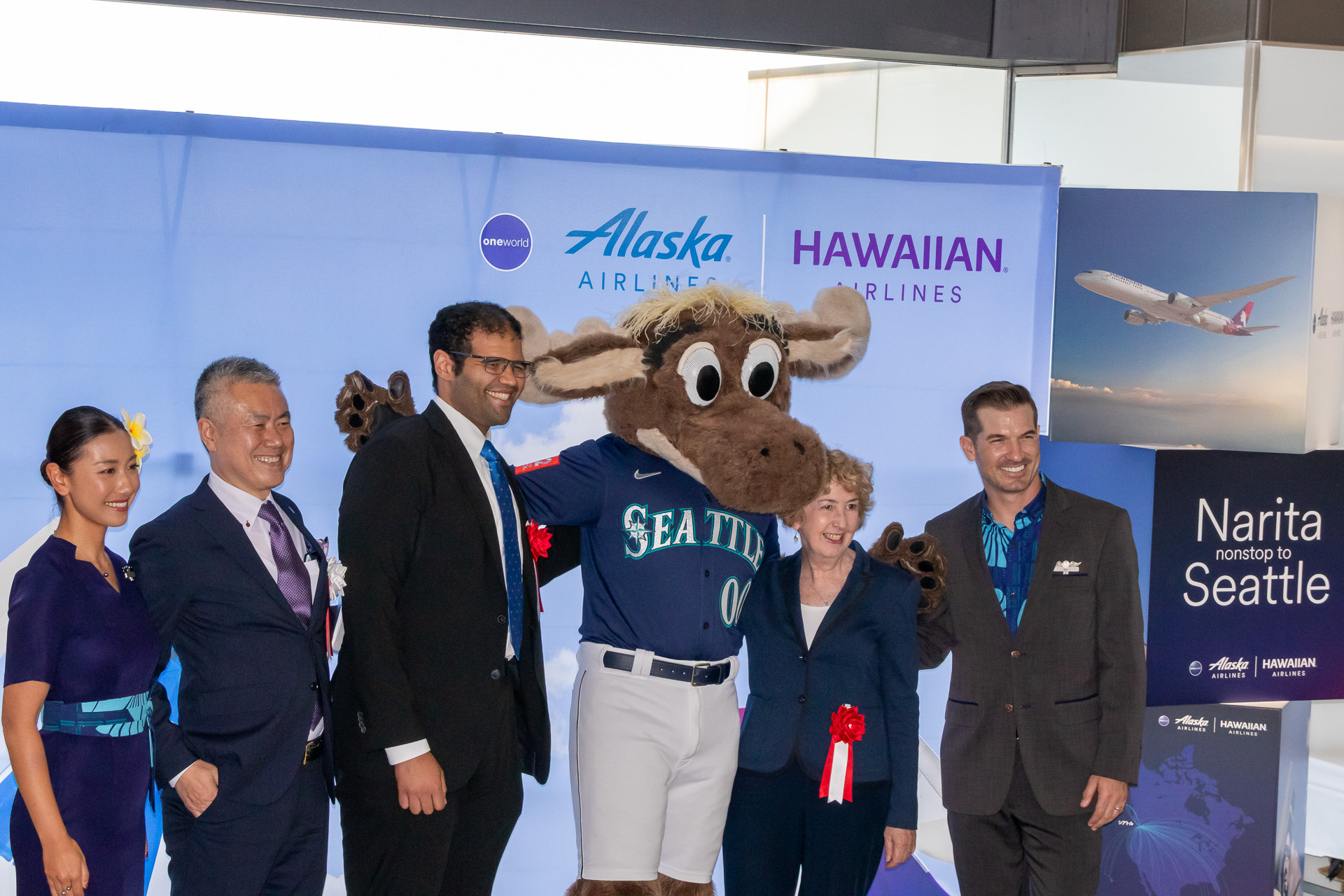 マリナー・ムースはどこでも大人気。乗客やスタッフと記念撮影に応じていた