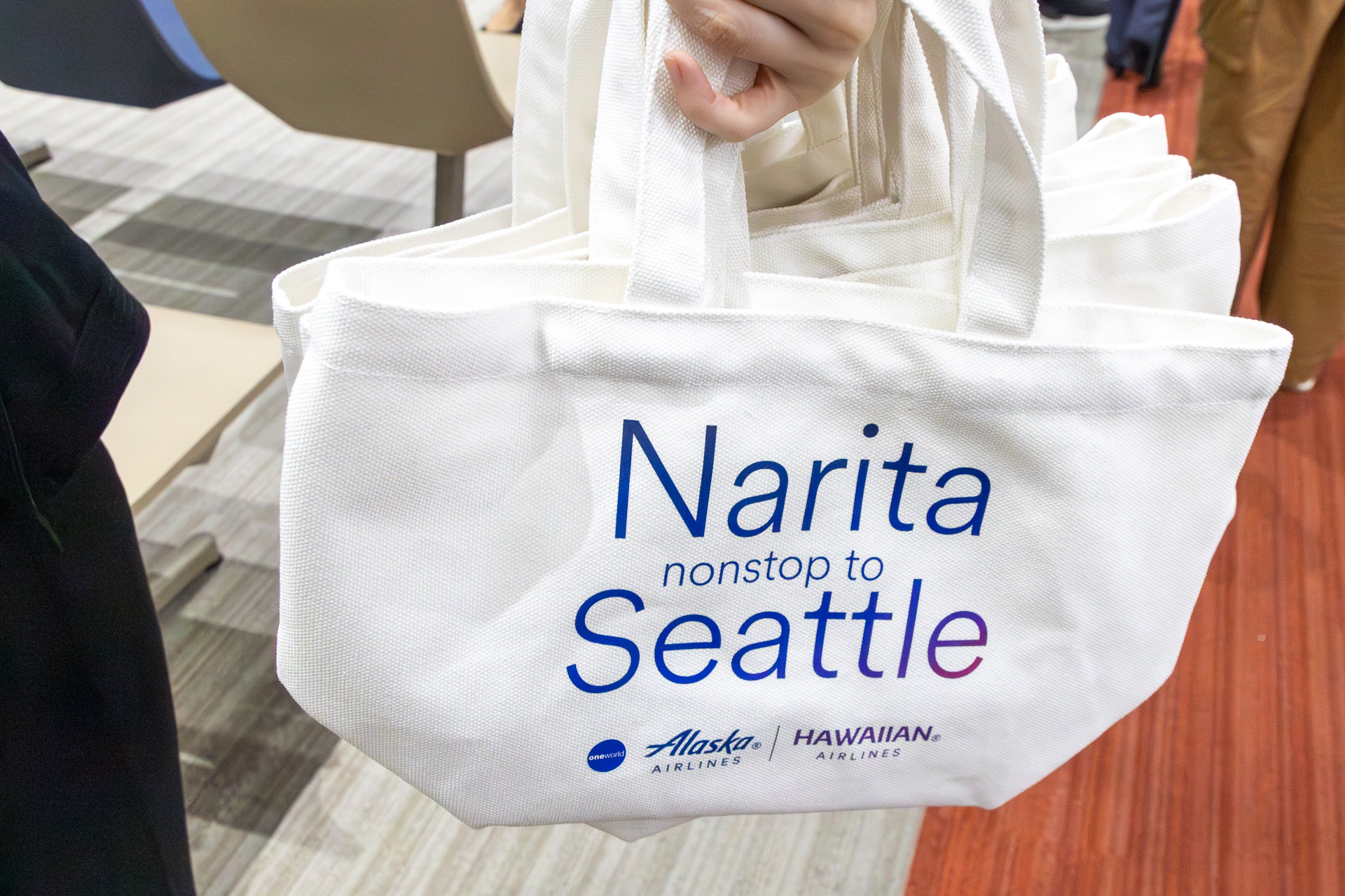 乗客には記念のトートバッグや扇子、フライト証明書が手渡された