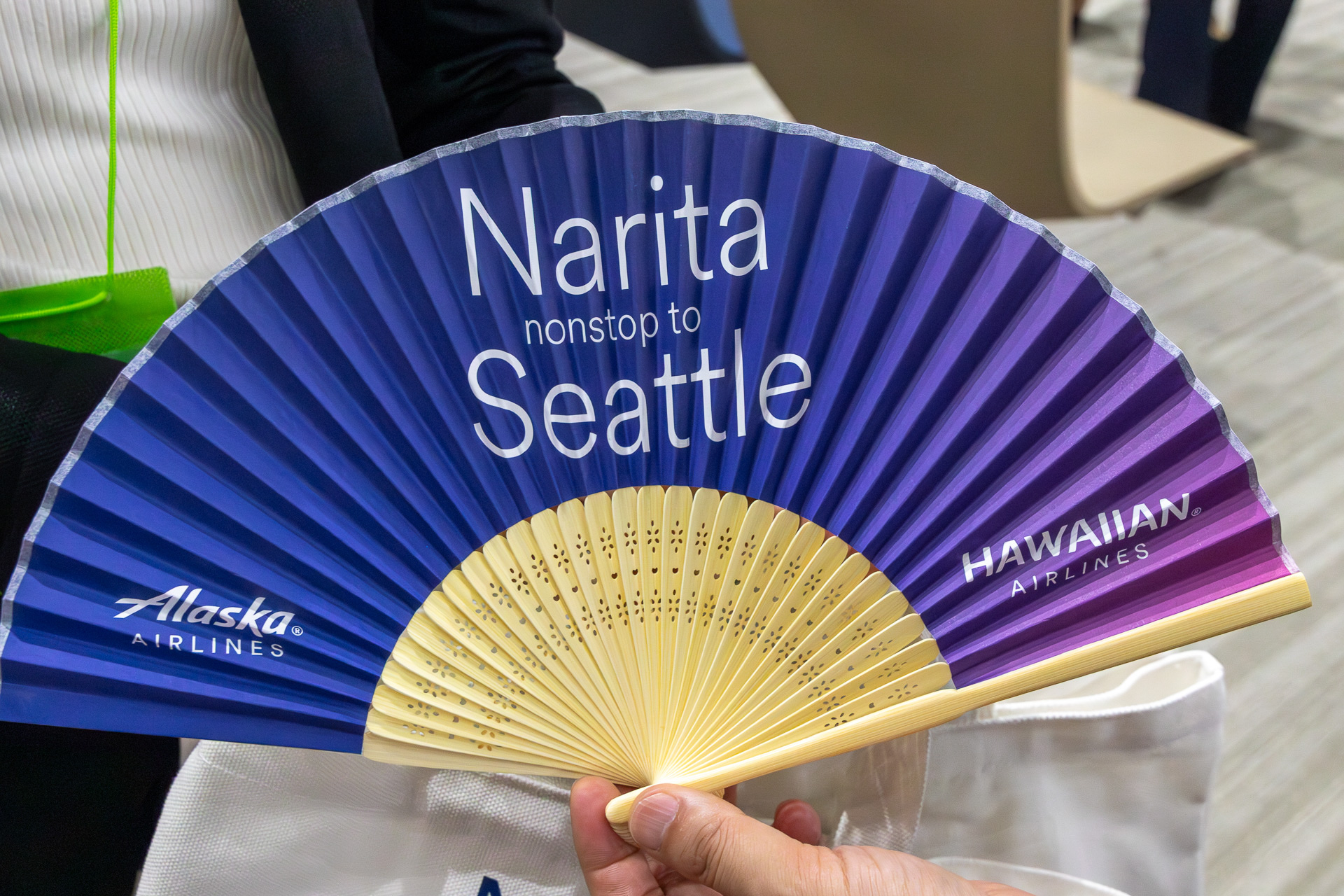 乗客には記念のトートバッグや扇子、フライト証明書が手渡された