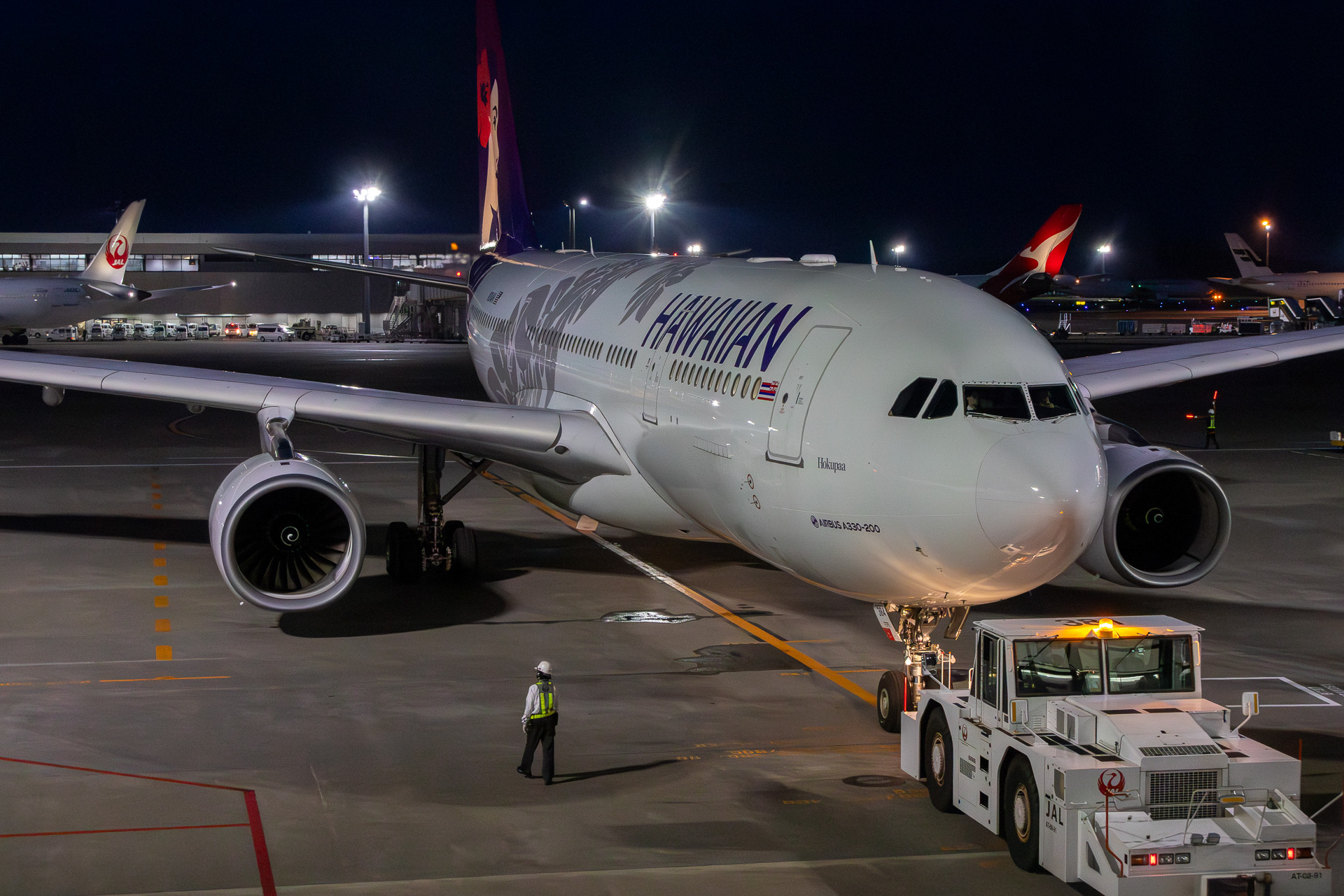 プッシュバックされるHA824便