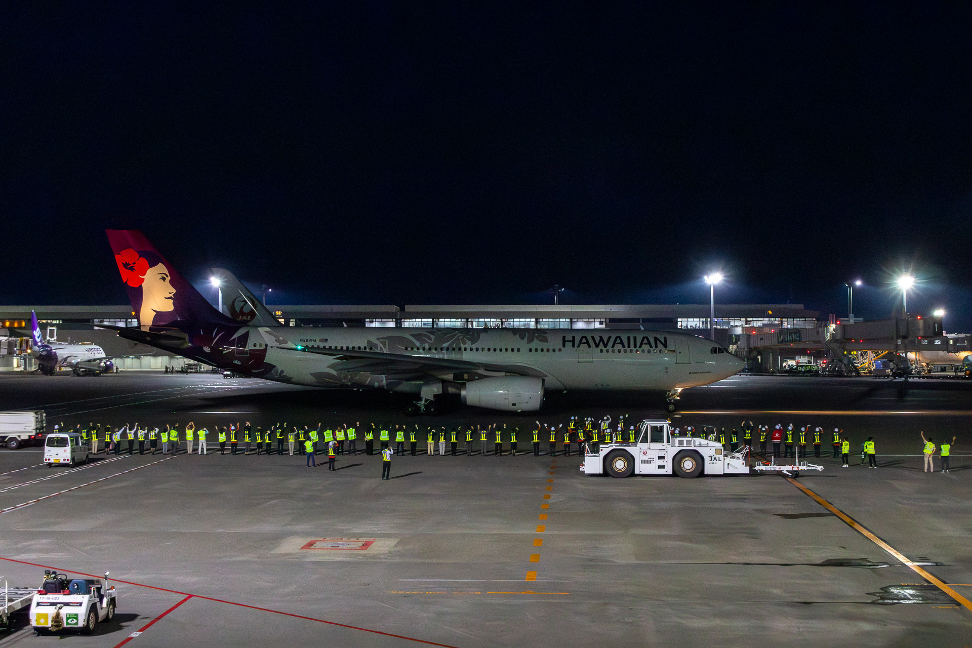 大勢のスタッフでお見送り