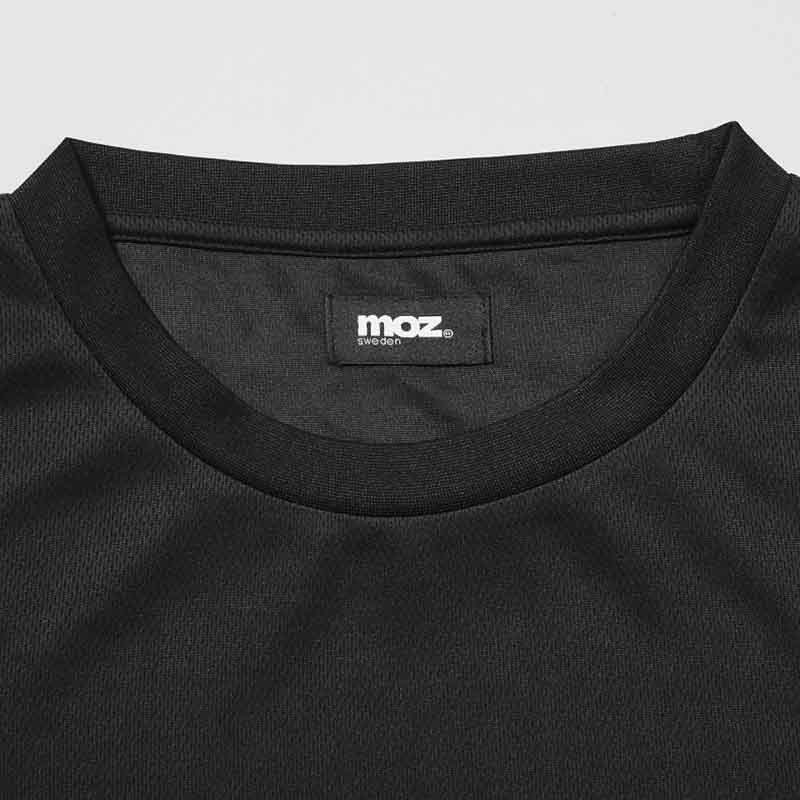 カジュアルなクルーネックで「moz」タグ付き