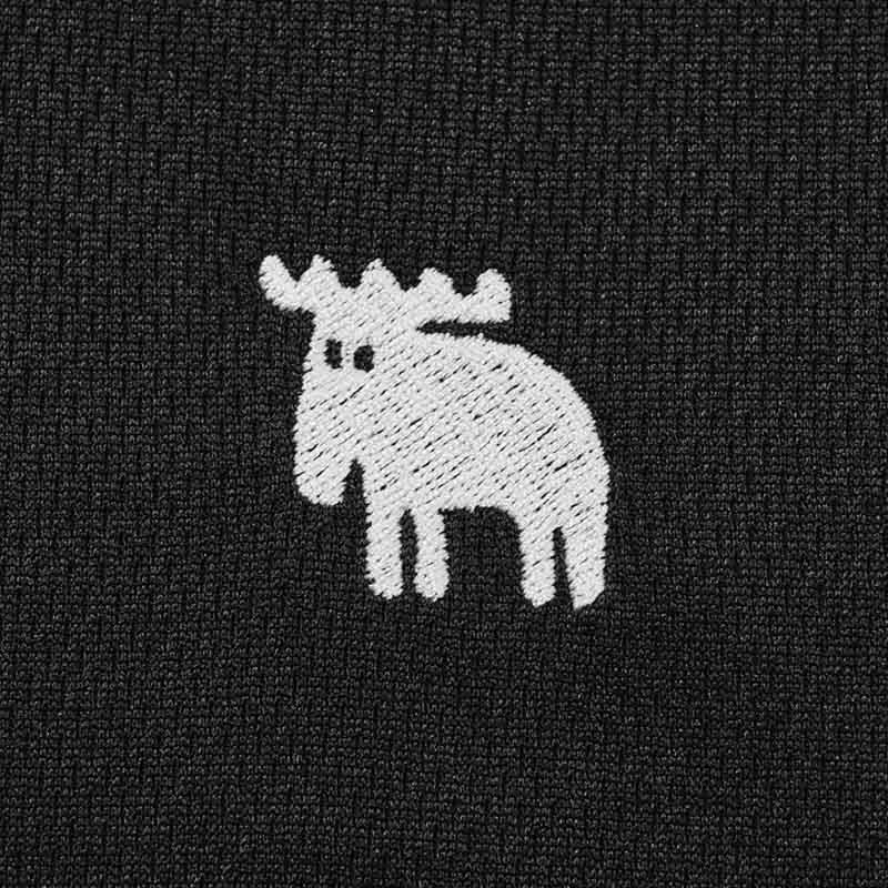 Tシャツの胸元に「エルク」の刺繍入り