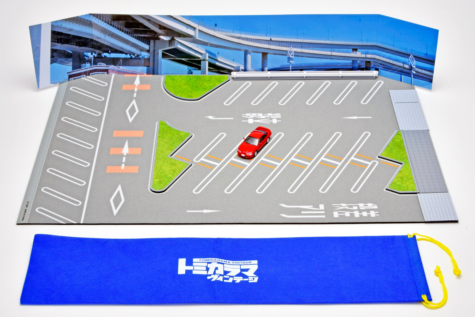 首都高とトミカラマヴィンテージがコラボ。写真は「トミカラマヴィンテージ 12a 大黒パーキングエリア マットA」（日産 シルビア Q's エアロ 95年式付属）