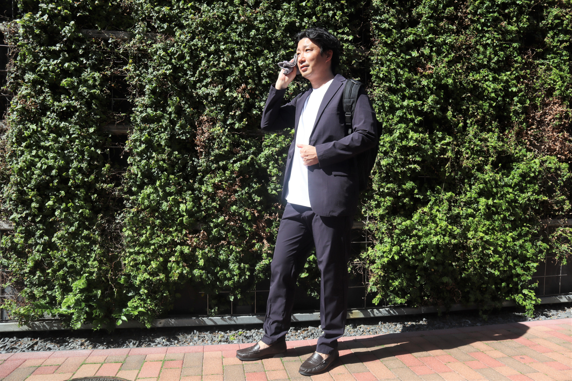 出張や外回り機会のあるビジネスパーソンだけでなく夏の節電対策としても日常的に着用できる