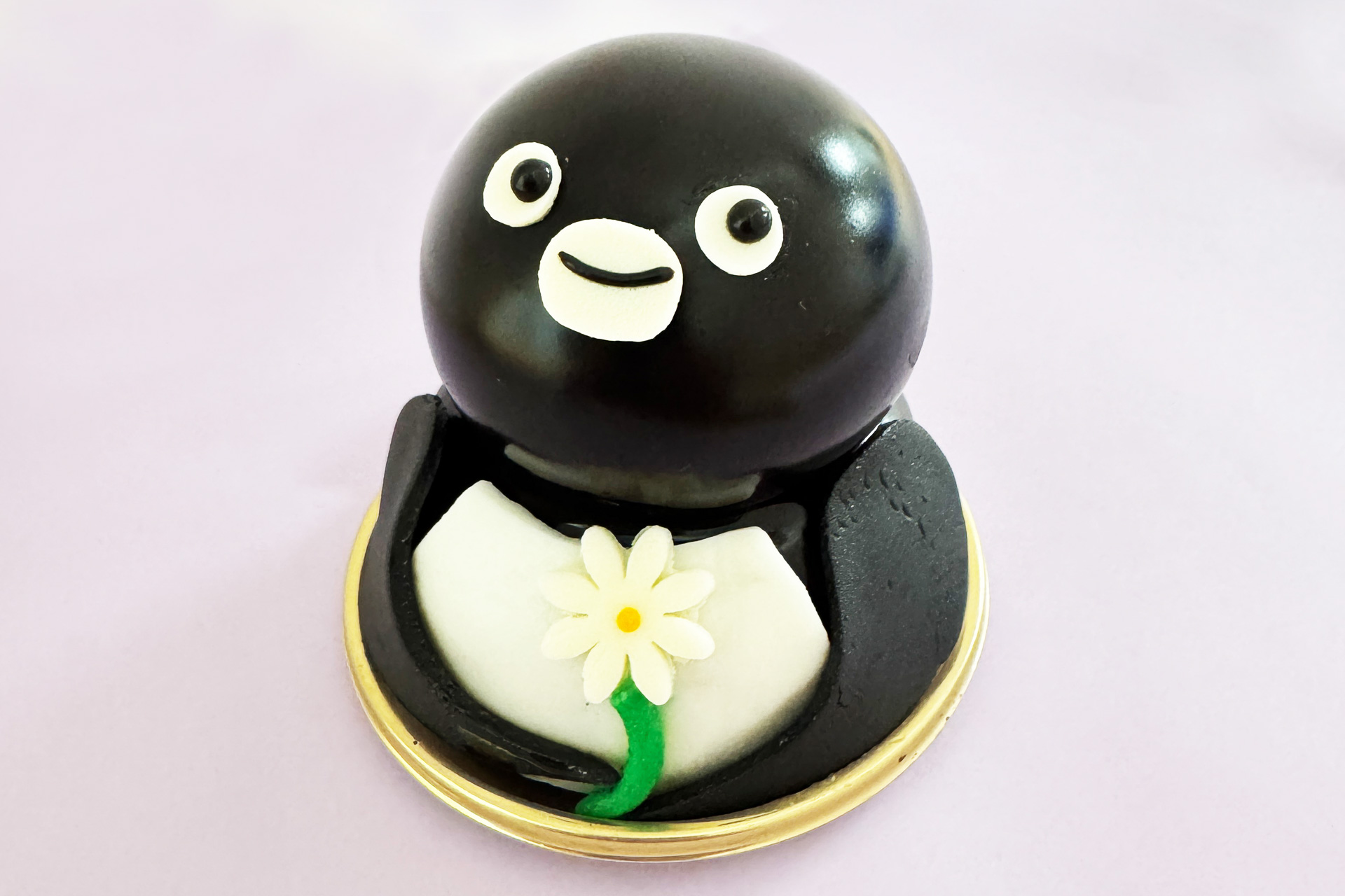 開業40周年記念で「Suicaのペンギン ケーキ ショコラオランジェット（花付き）」（780円）を販売