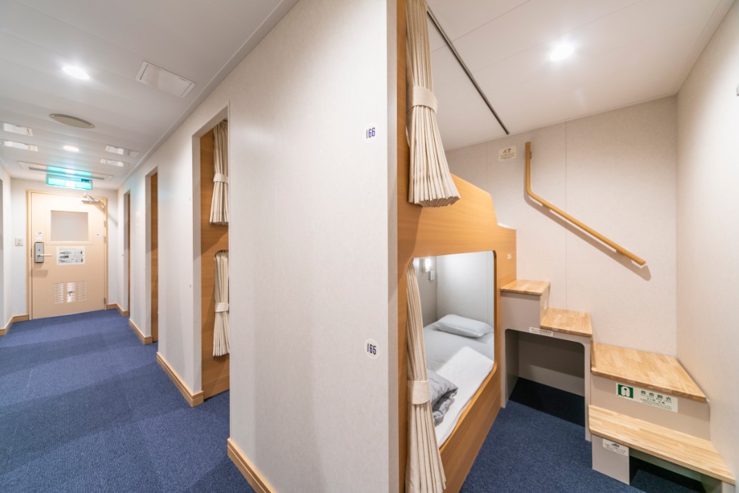 2段ベッドの階段方式で、コインロッカーや電源コンセントを完備