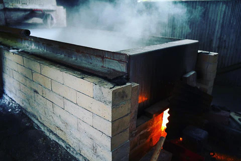 複数の段に分かれた平らな窯を使用し、海水を段階的に蒸発させることでミネラル分が豊富な塩が作られるとも言われています！