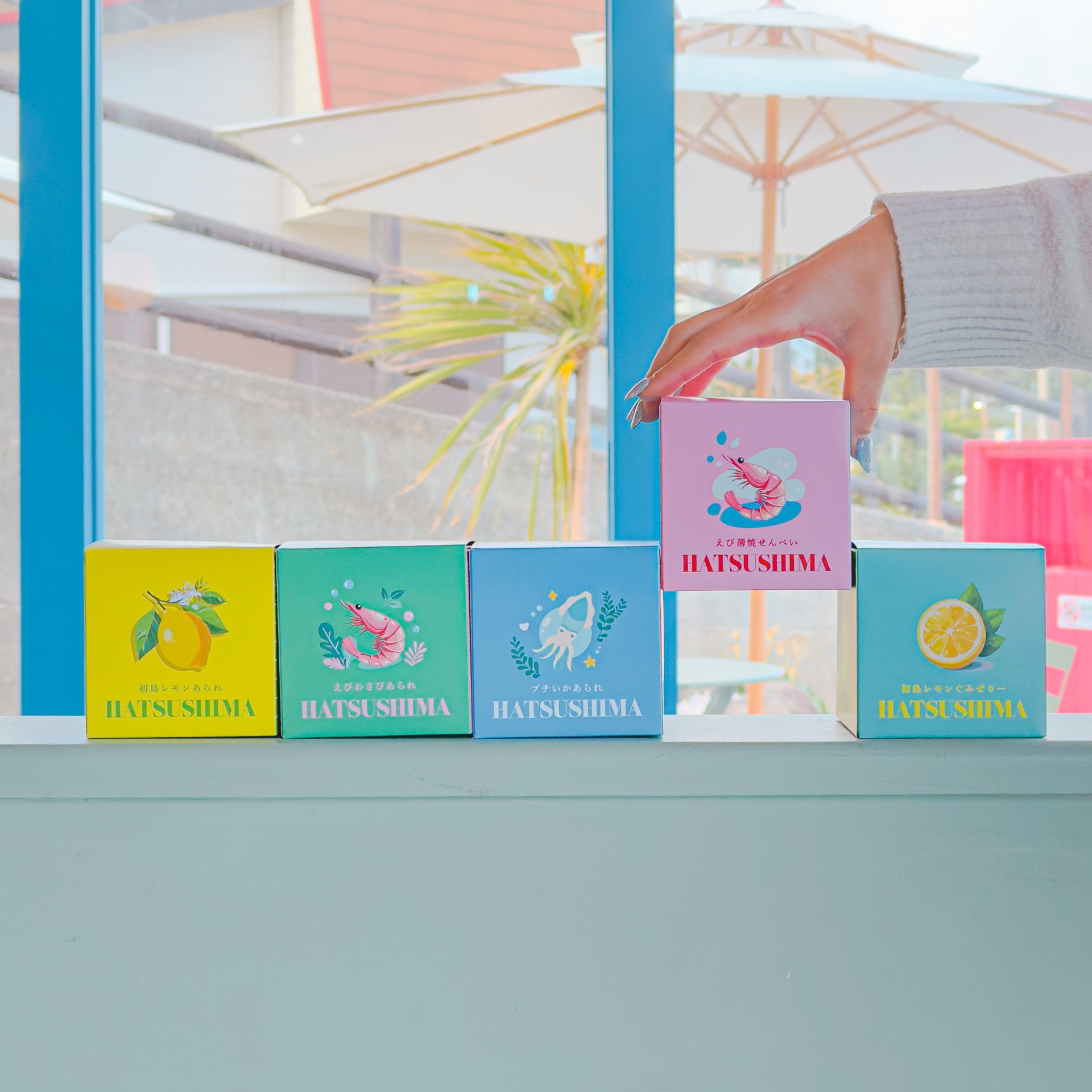 “初島の自然の宝石箱”をイメージしたキューブ型パッケージのお菓子。初島ならではの食彩をテーマにした海老せんべい、いかあられ、レモンぐみゼリーなど5種類がラインアップ