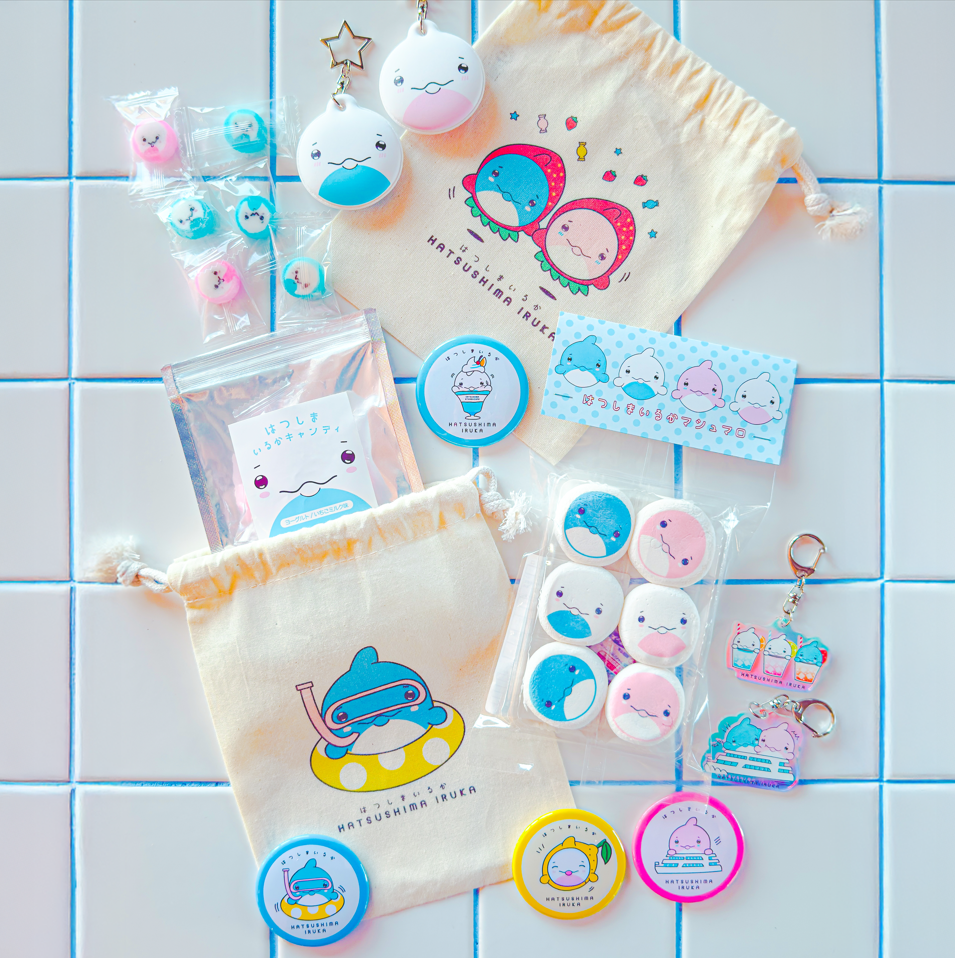 初島航路で時折り見られるイルカの群れにちなんだご当地マスコット「はつしまいるか」。マシュマロやキャンディ、ガチャガチャ（キーホルダーや缶バッジなど）を展開