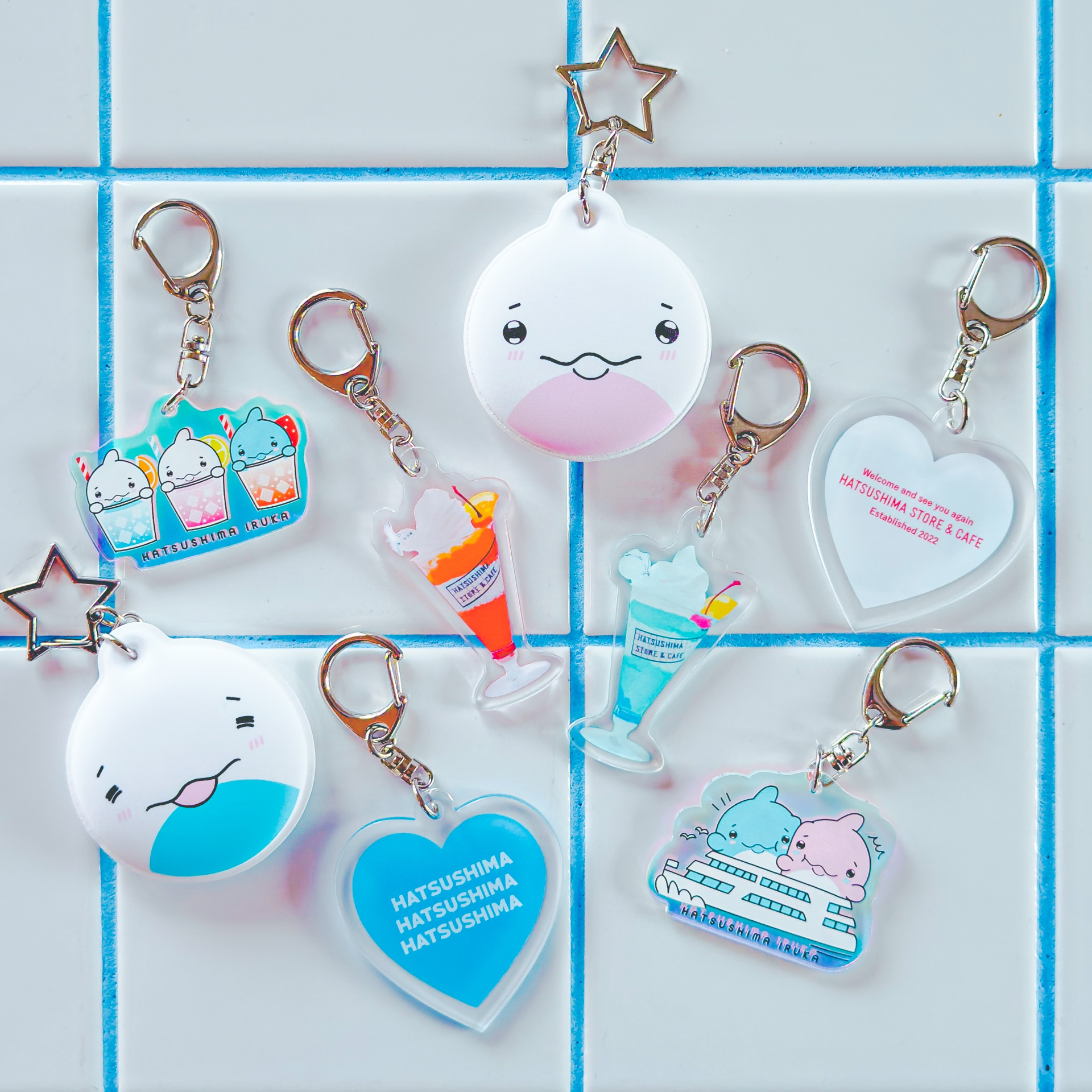 初島航路で時折り見られるイルカの群れにちなんだご当地マスコット「はつしまいるか」。マシュマロやキャンディ、ガチャガチャ（キーホルダーや缶バッジなど）を展開