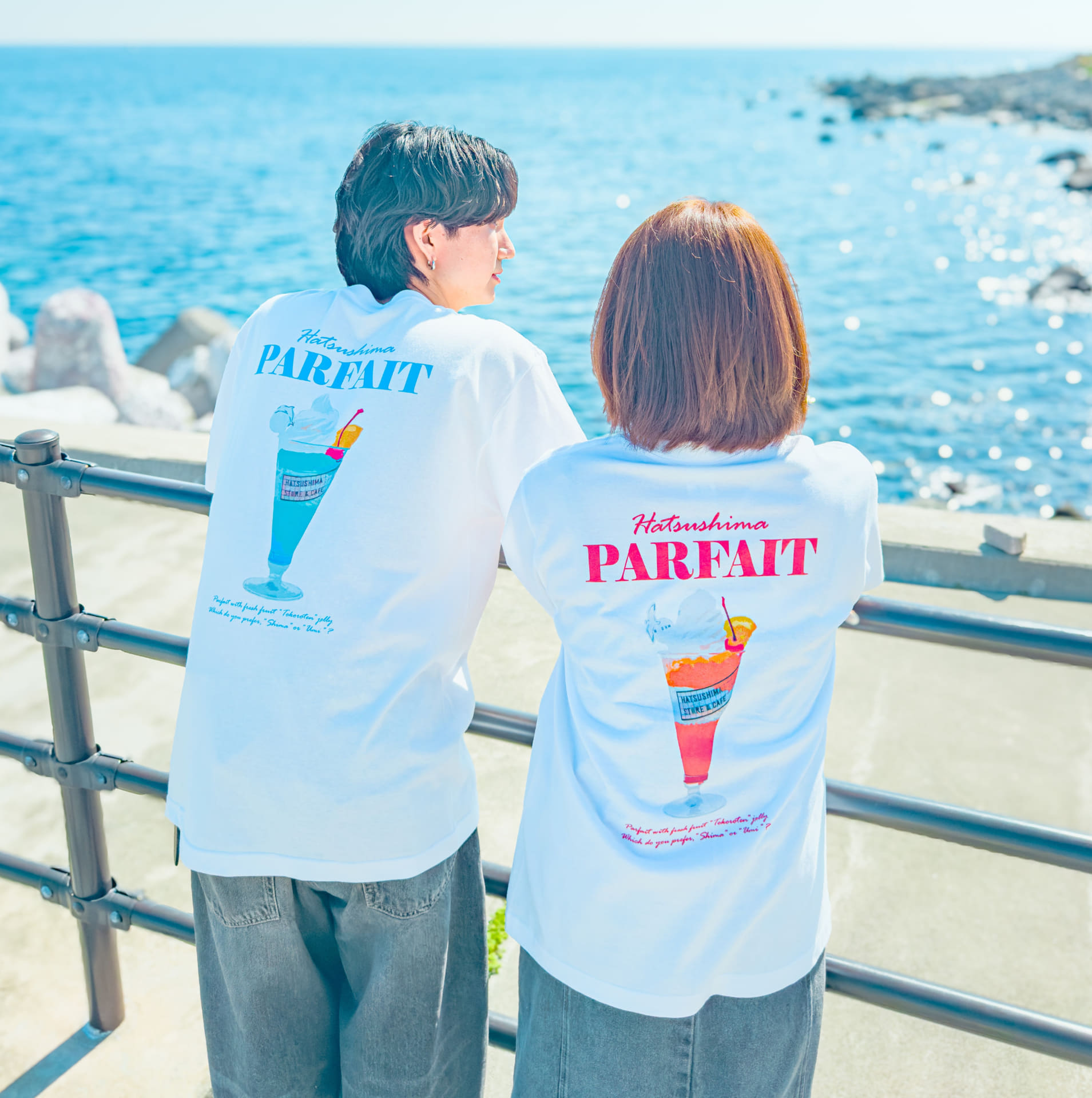 初島名産ところてんを使ったカフェの看板メニュー「初島パフェ」をモチーフに、Tシャツやアクリルキーホルダーなどを展開