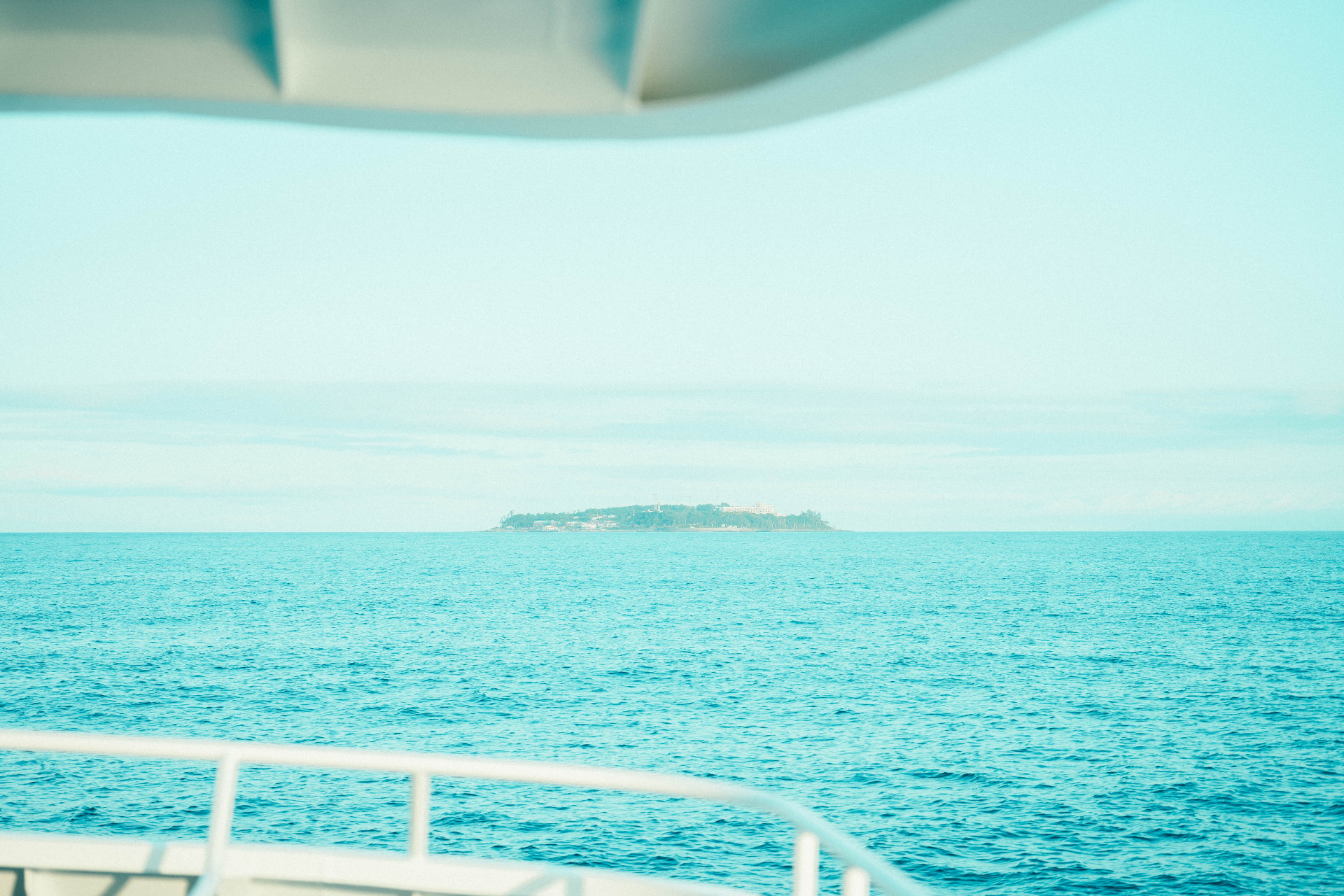 熱海港から高速船で30分の初島