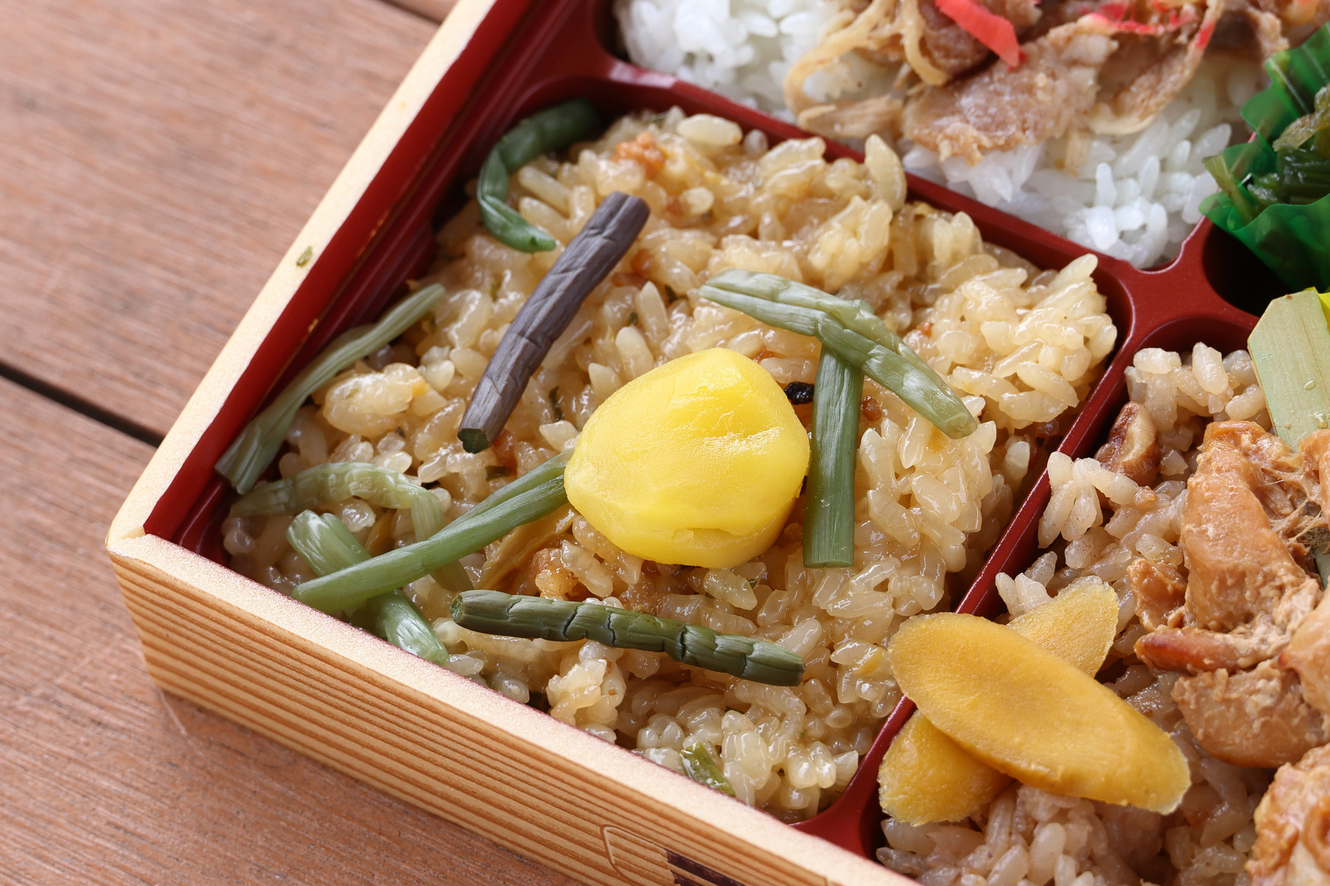 栗の乗った山菜おこわはモチモチ食感
