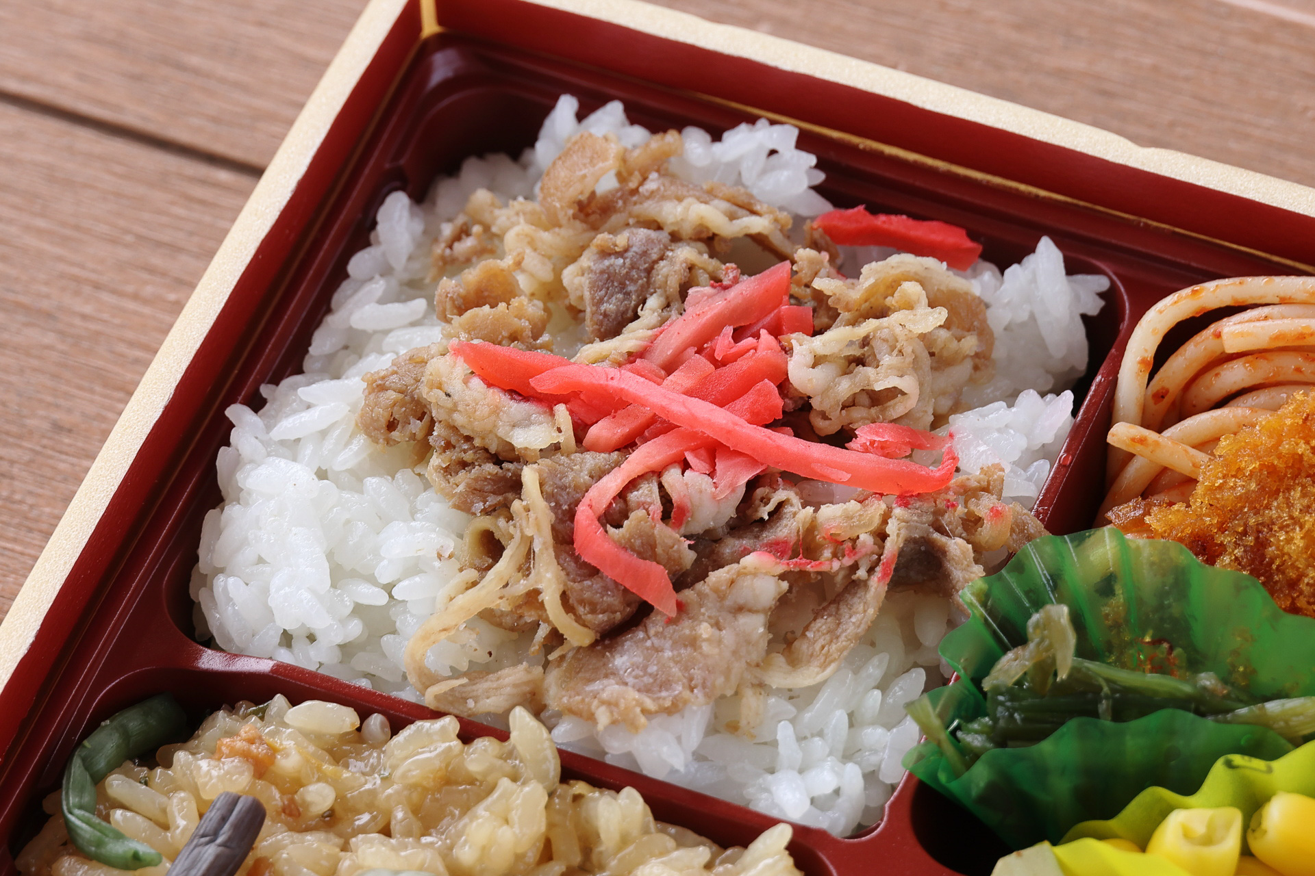 甘めに味付けされた牛肉を紅生姜とわさびでスッキリいただきます