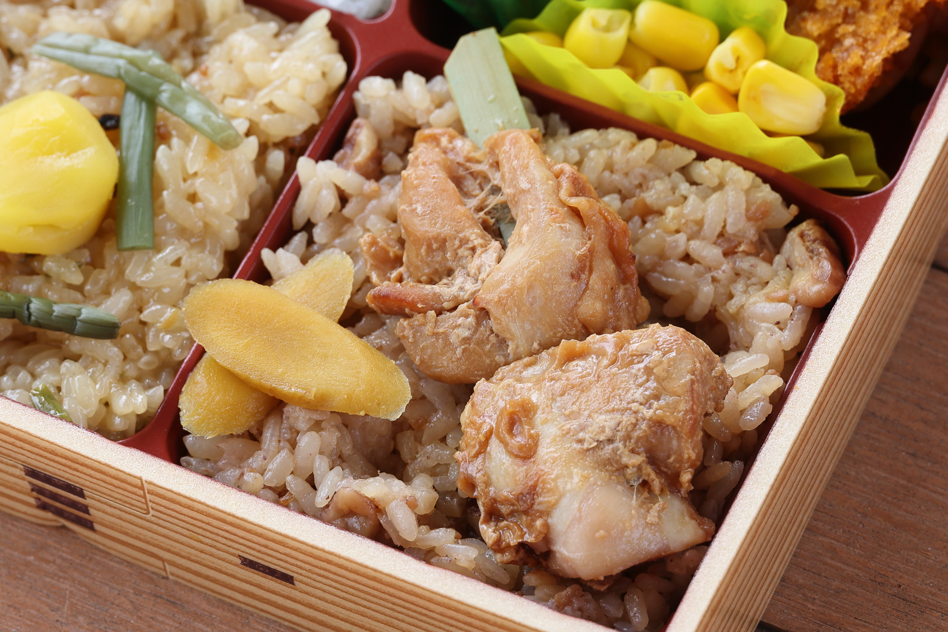 胡桃ご飯の上には鶏肉の柚味噌焼きが乗っています