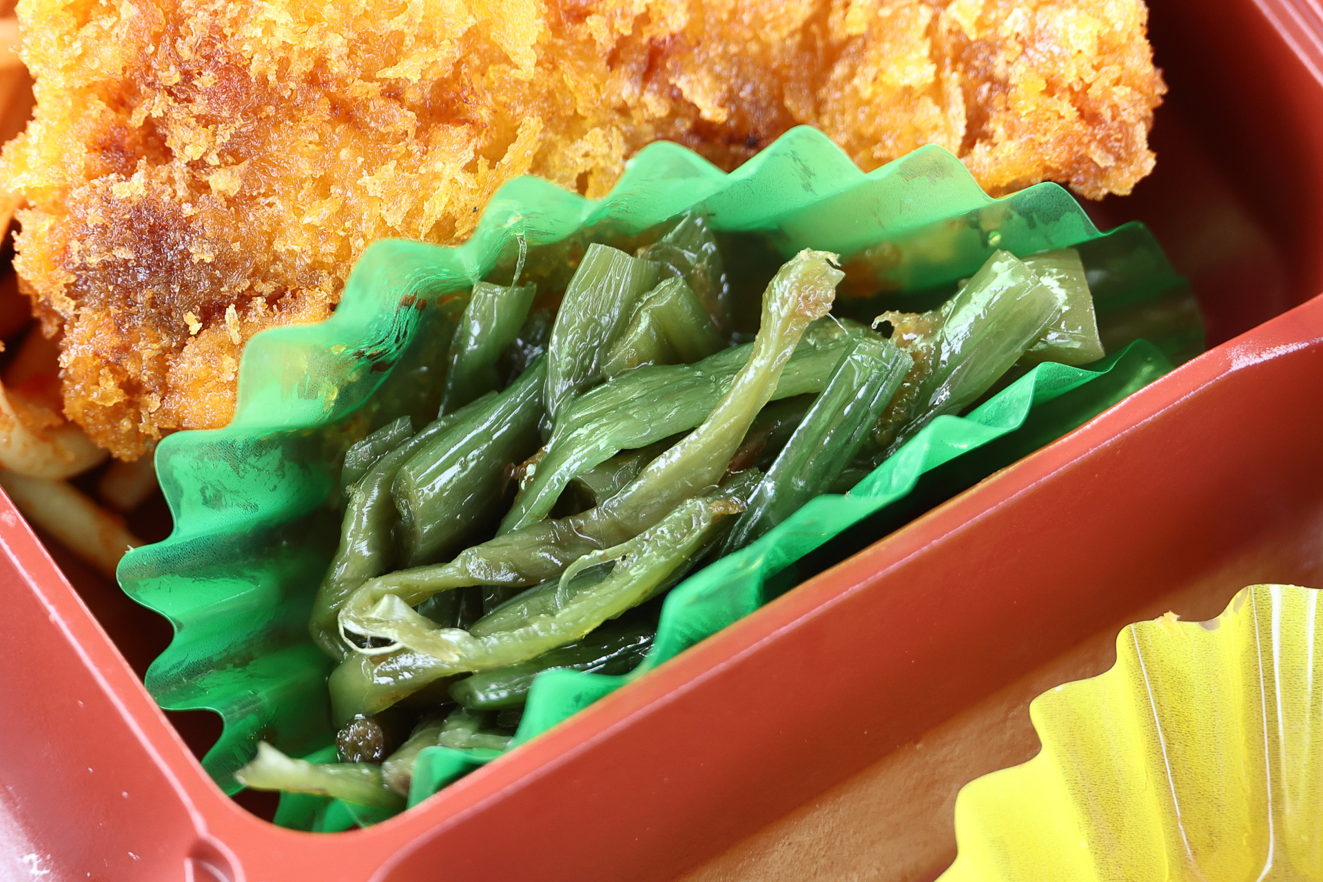 山菜の醤油煮。地味ながら肉中心の組み合わせのお弁当にはうれしい付け合わせ