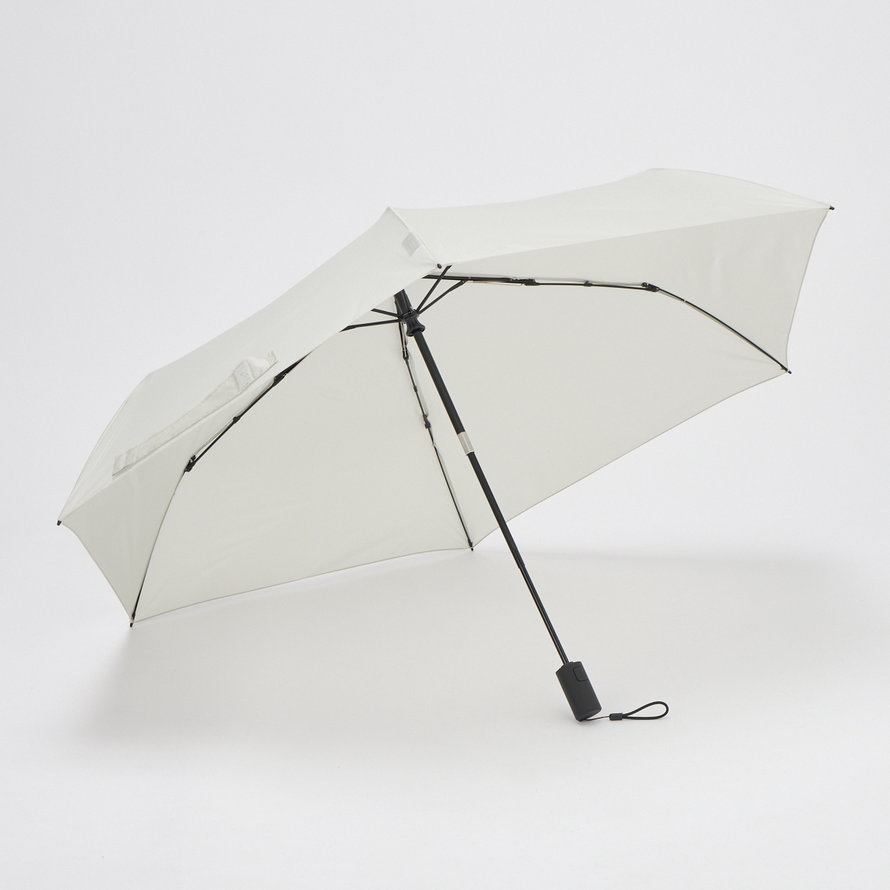 イオン先行販売「Waterfront クイックにたためる自動開閉傘」（雨傘・親骨の長さ55cm）、3カラー、各5940円