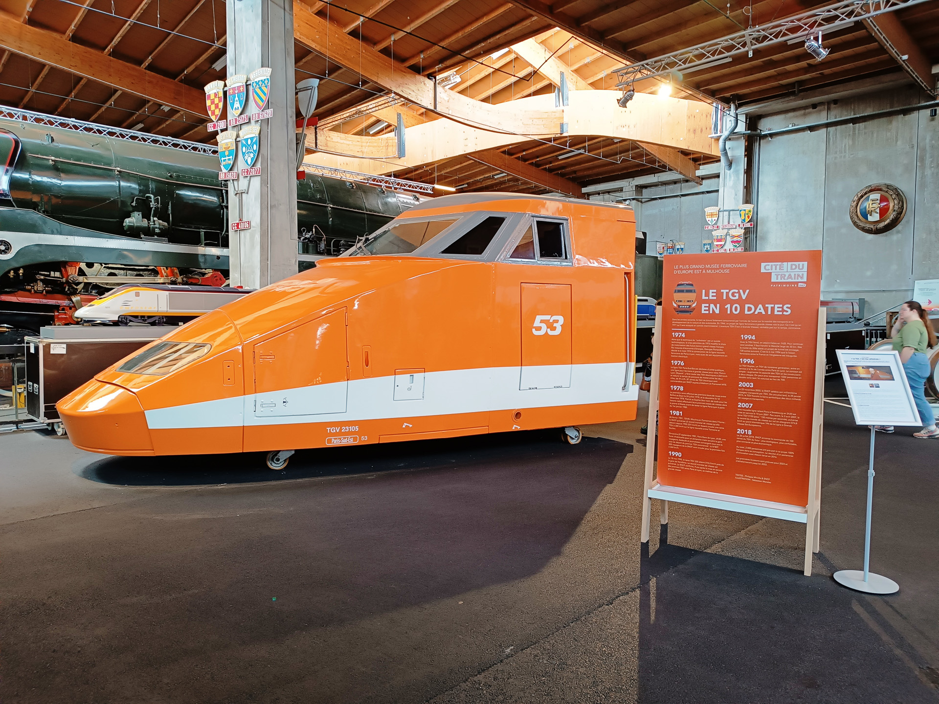 TGVコーナー。2007年14月3日の試験運行で、鉄輪式における世界最高速度574.8km/hを樹立した瞬間の映像と写真がありました