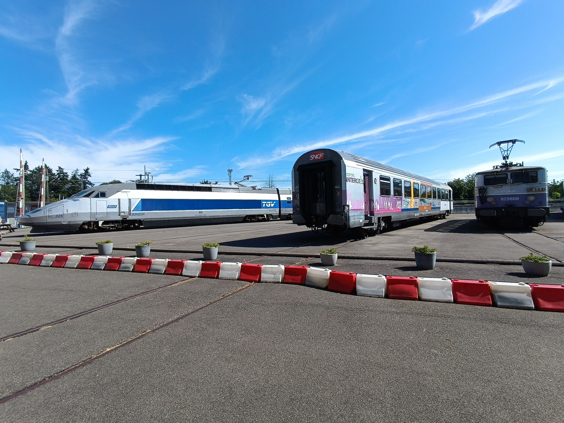 屋外には最近の車両たちが並んでいます