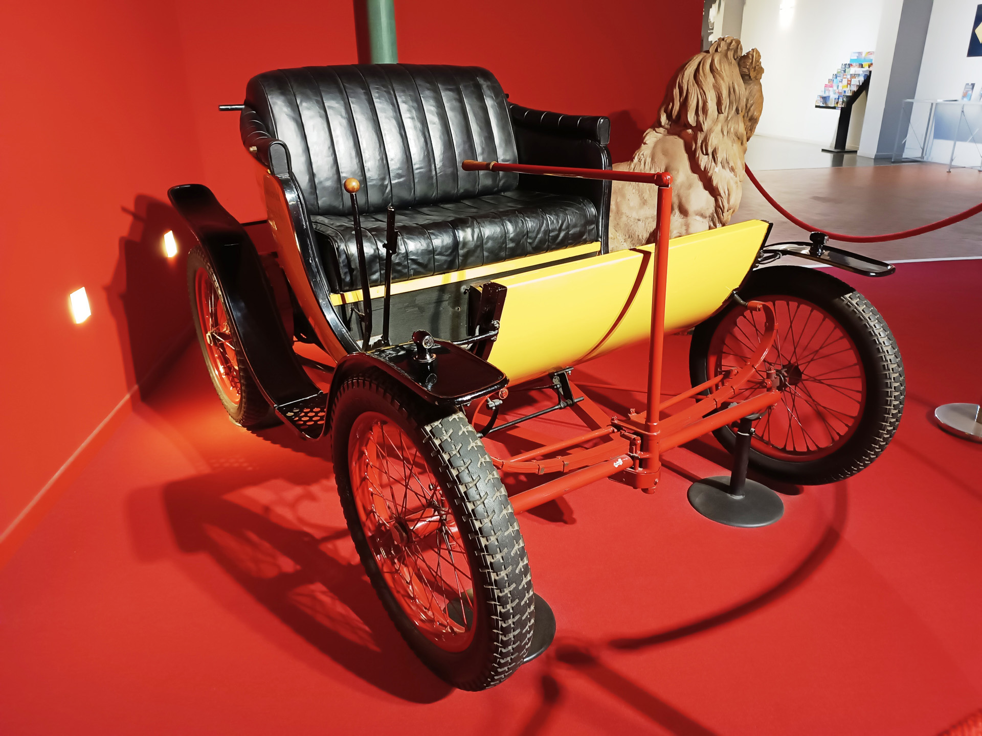 鉄道に続き、クルマにもさほど興味がない私のような人でも、めずらしい美しいデザインがたくさんで飽きません