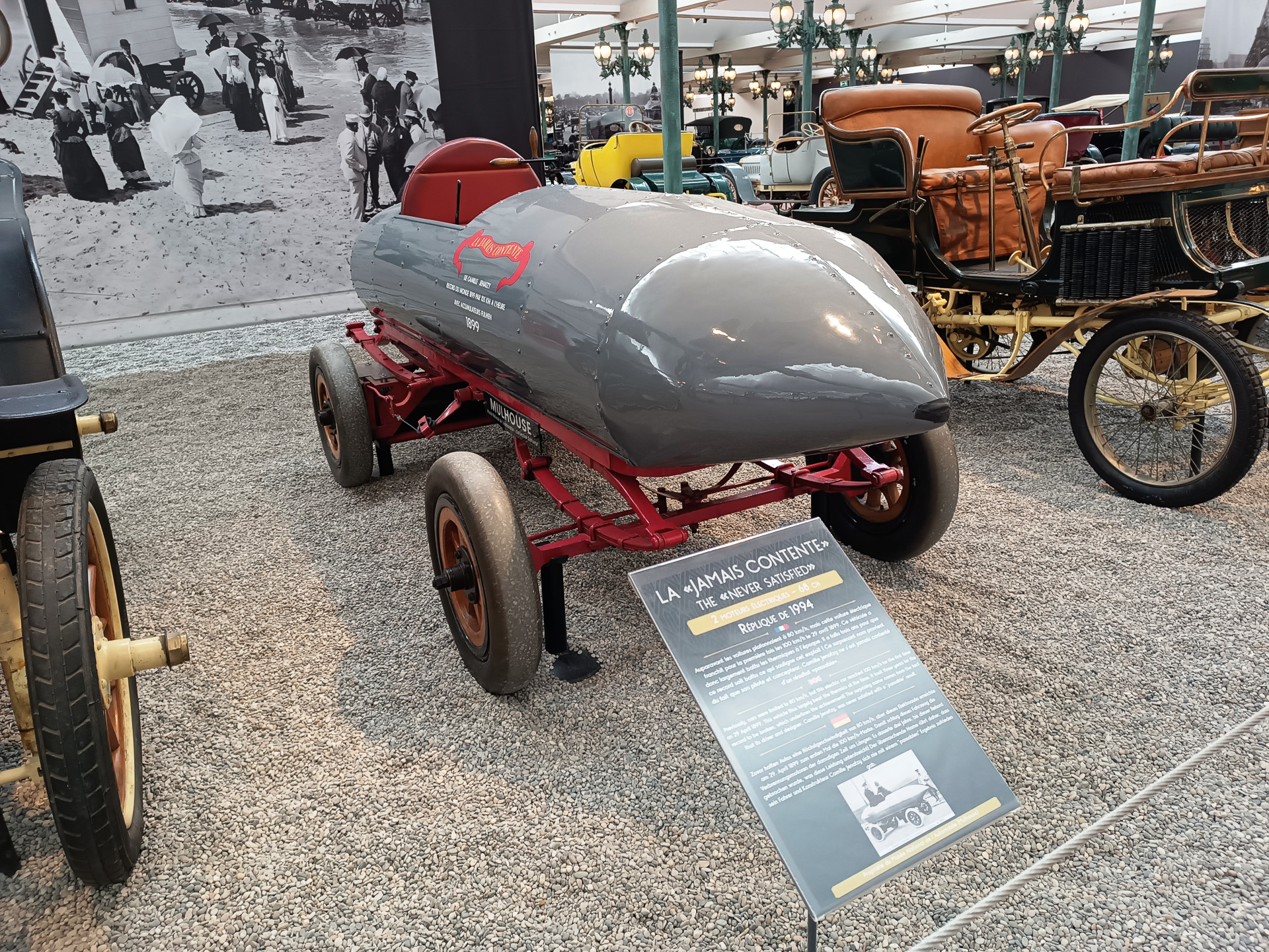 鉄道に続き、クルマにもさほど興味がない私のような人でも、めずらしい美しいデザインがたくさんで飽きません