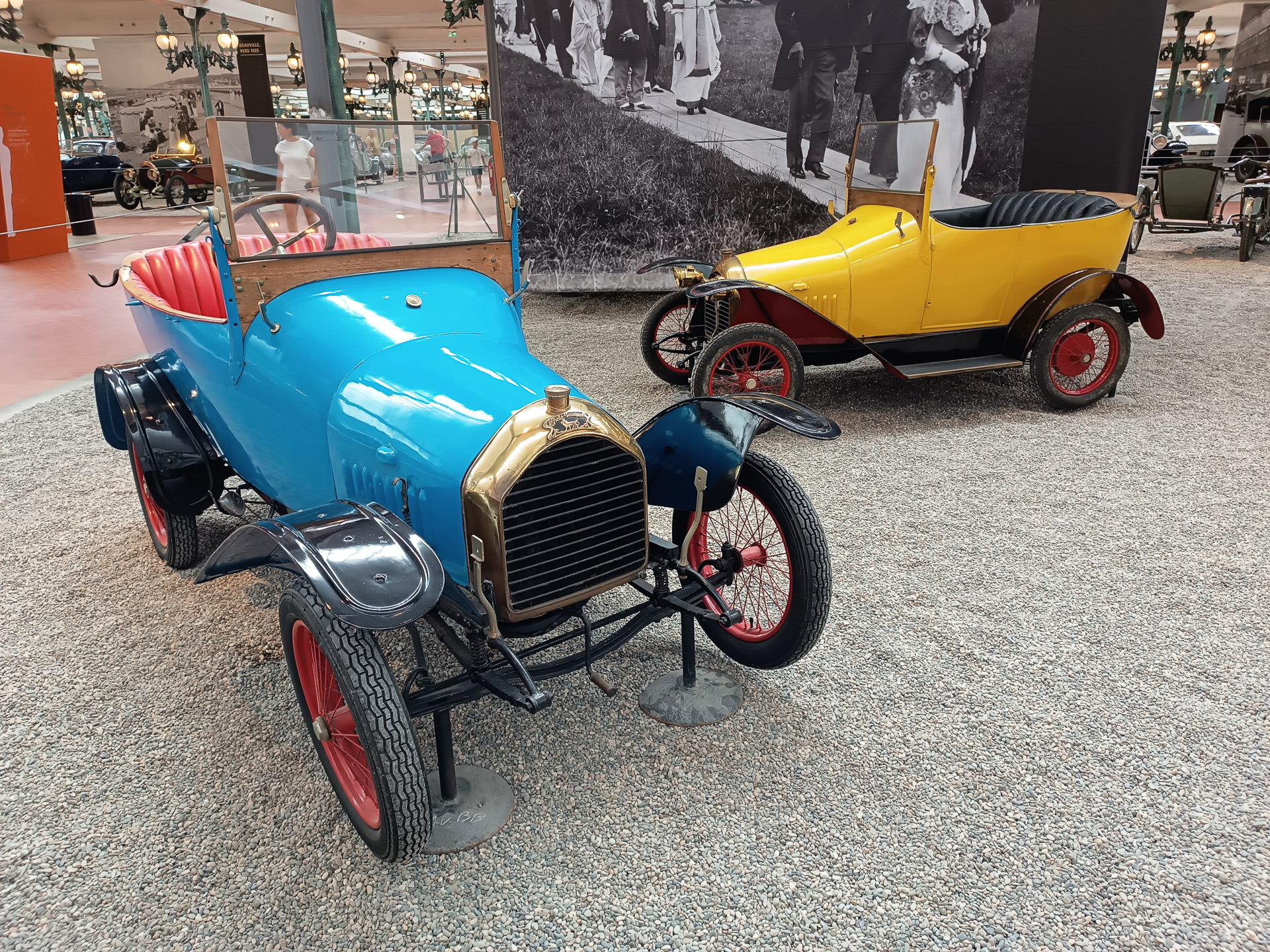 鉄道に続き、クルマにもさほど興味がない私のような人でも、めずらしい美しいデザインがたくさんで飽きません