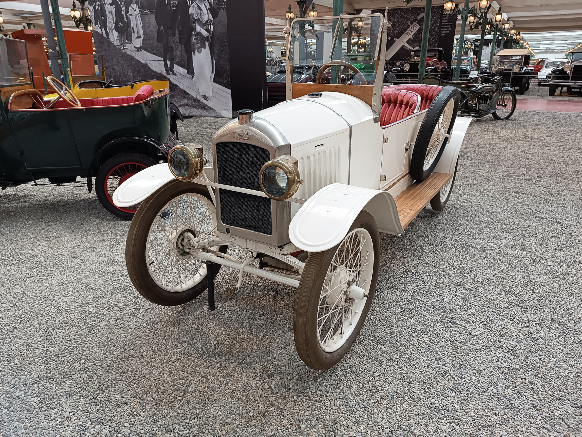 鉄道に続き、クルマにもさほど興味がない私のような人でも、めずらしい美しいデザインがたくさんで飽きません