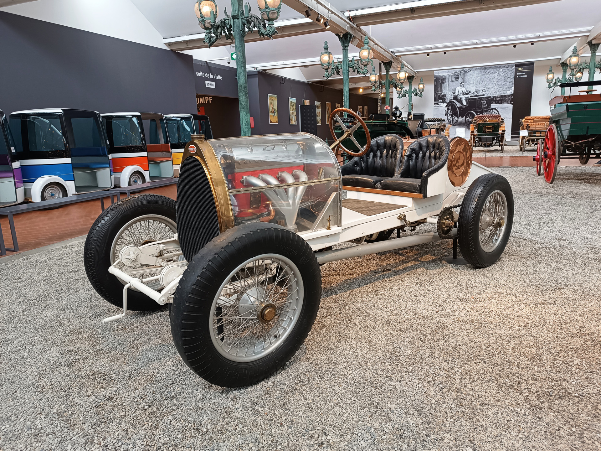 鉄道に続き、クルマにもさほど興味がない私のような人でも、めずらしい美しいデザインがたくさんで飽きません