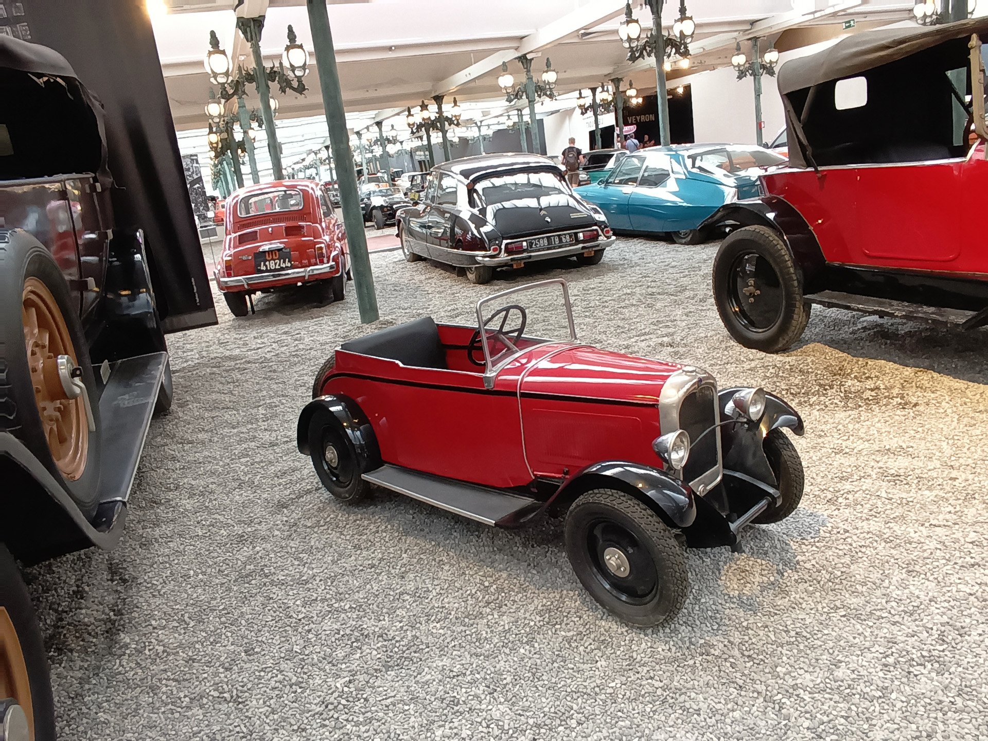 鉄道に続き、クルマにもさほど興味がない私のような人でも、めずらしい美しいデザインがたくさんで飽きません