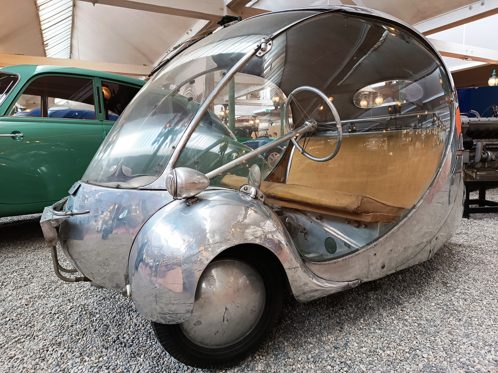 鉄道に続き、クルマにもさほど興味がない私のような人でも、めずらしい美しいデザインがたくさんで飽きません