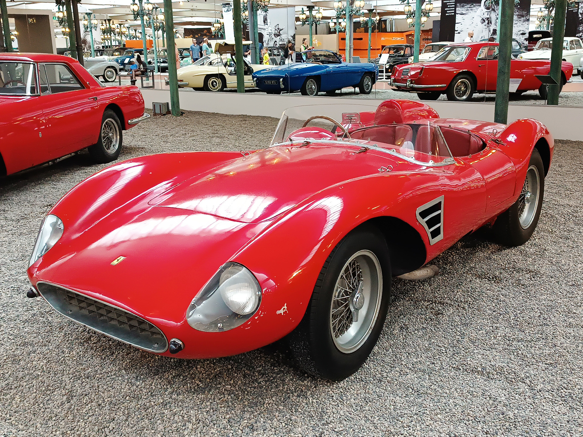 鉄道に続き、クルマにもさほど興味がない私のような人でも、めずらしい美しいデザインがたくさんで飽きません