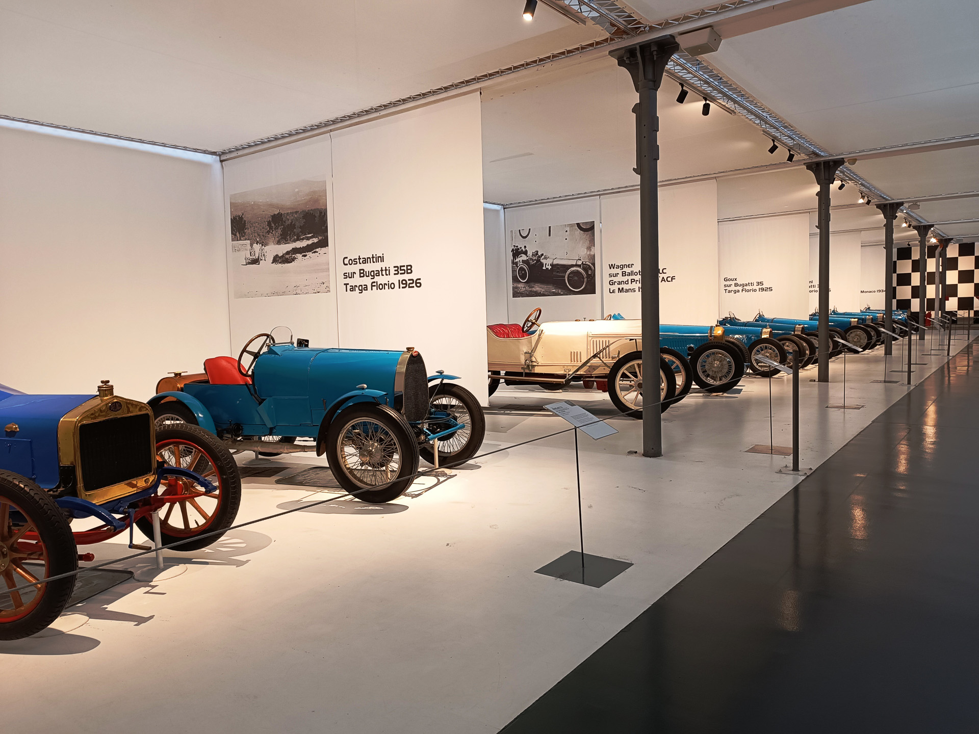 鉄道に続き、クルマにもさほど興味がない私のような人でも、めずらしい美しいデザインがたくさんで飽きません