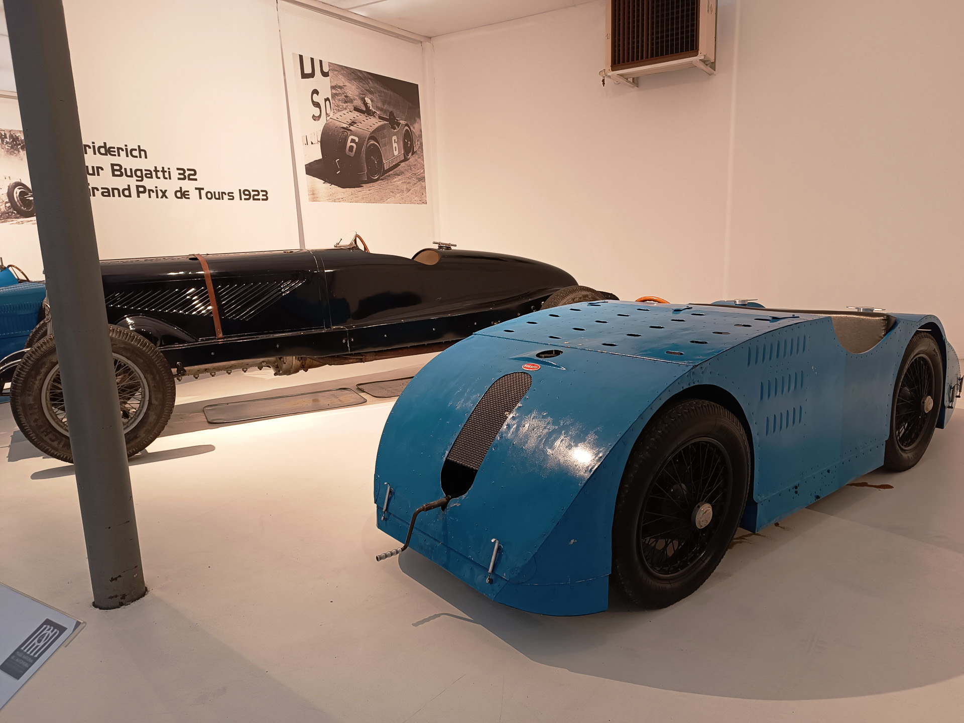 鉄道に続き、クルマにもさほど興味がない私のような人でも、めずらしい美しいデザインがたくさんで飽きません