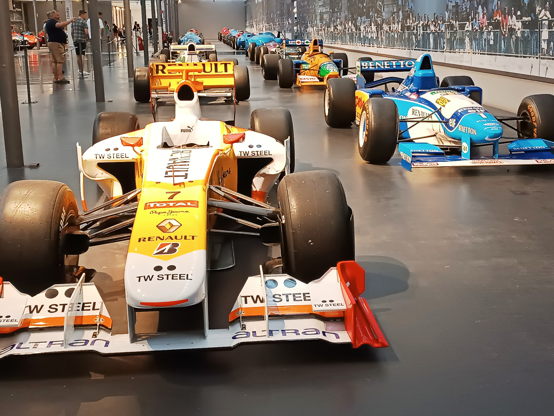 鉄道に続き、クルマにもさほど興味がない私のような人でも、めずらしい美しいデザインがたくさんで飽きません