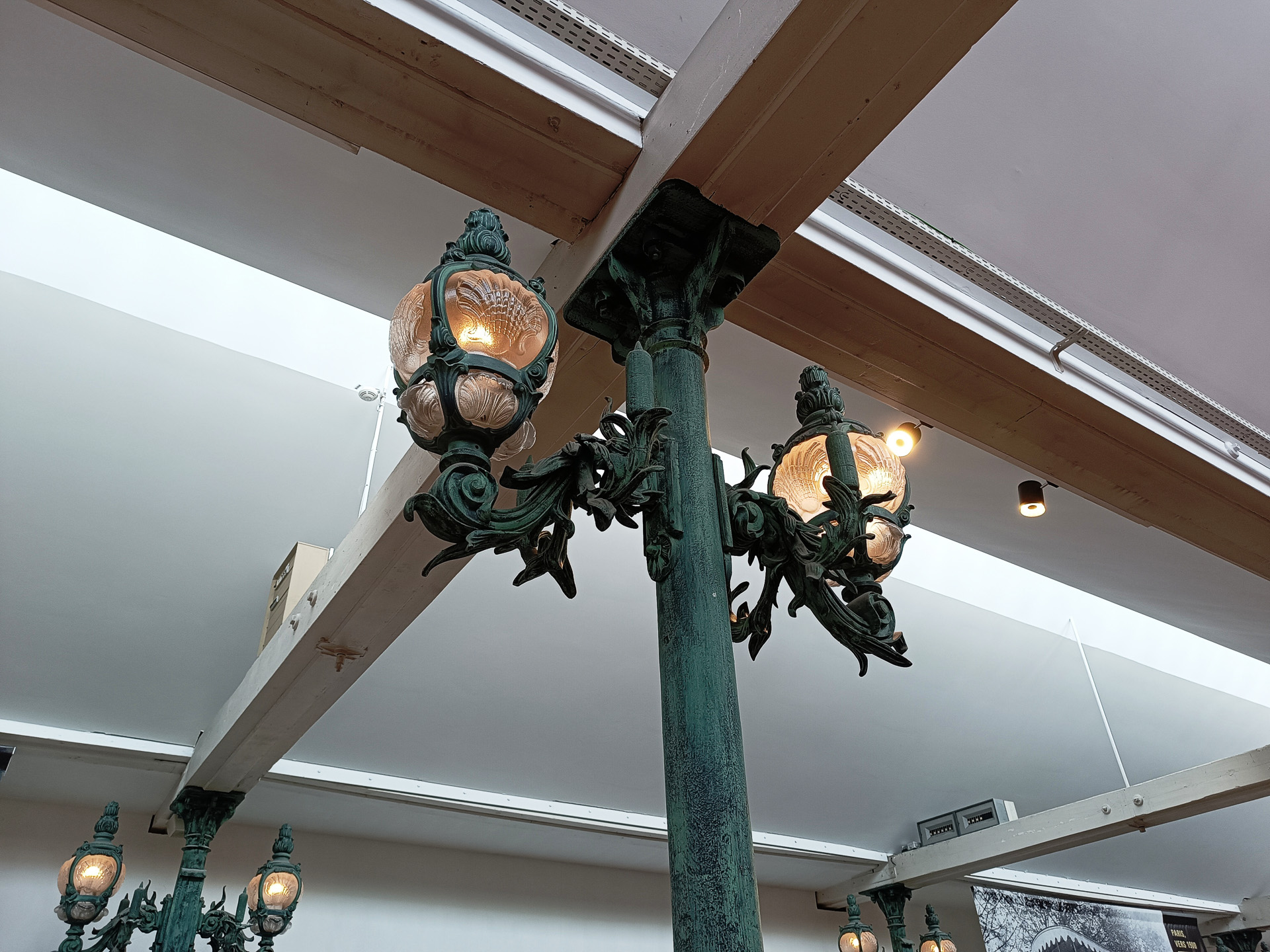 パリのアレクサンドル3世橋のランプのレプリカ