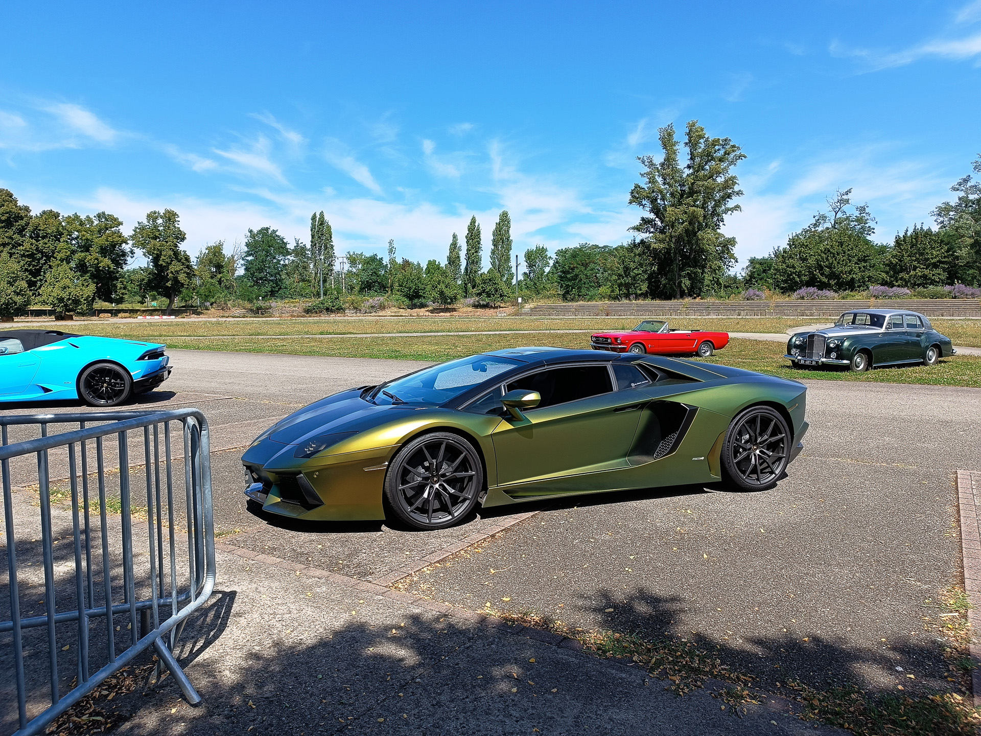 外では高級スーパーカーやクラシックカーの試乗もできます（別料金）