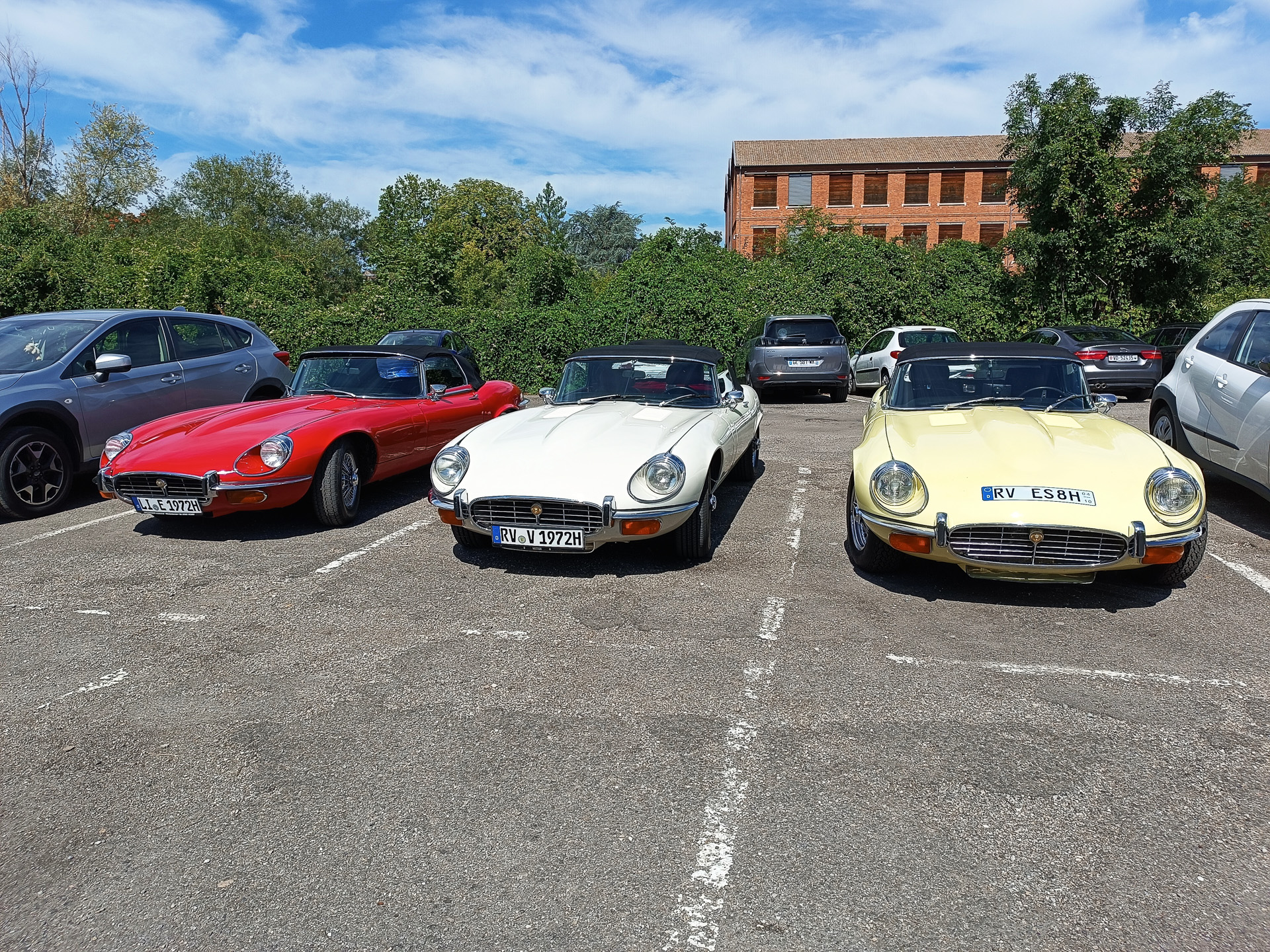 博物館駐車場に並んでいた、ドイツから来たらしいジャガー3台