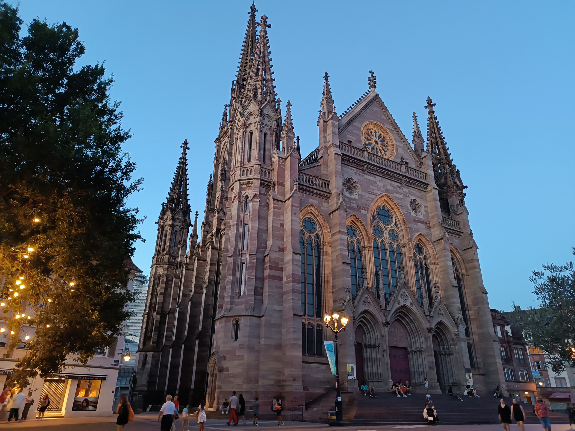 町の中心にあるサン・テチエンヌ教会聖堂の外観だけ見てきました。フランスにあるプロテスタント建築としては一番高い教会です