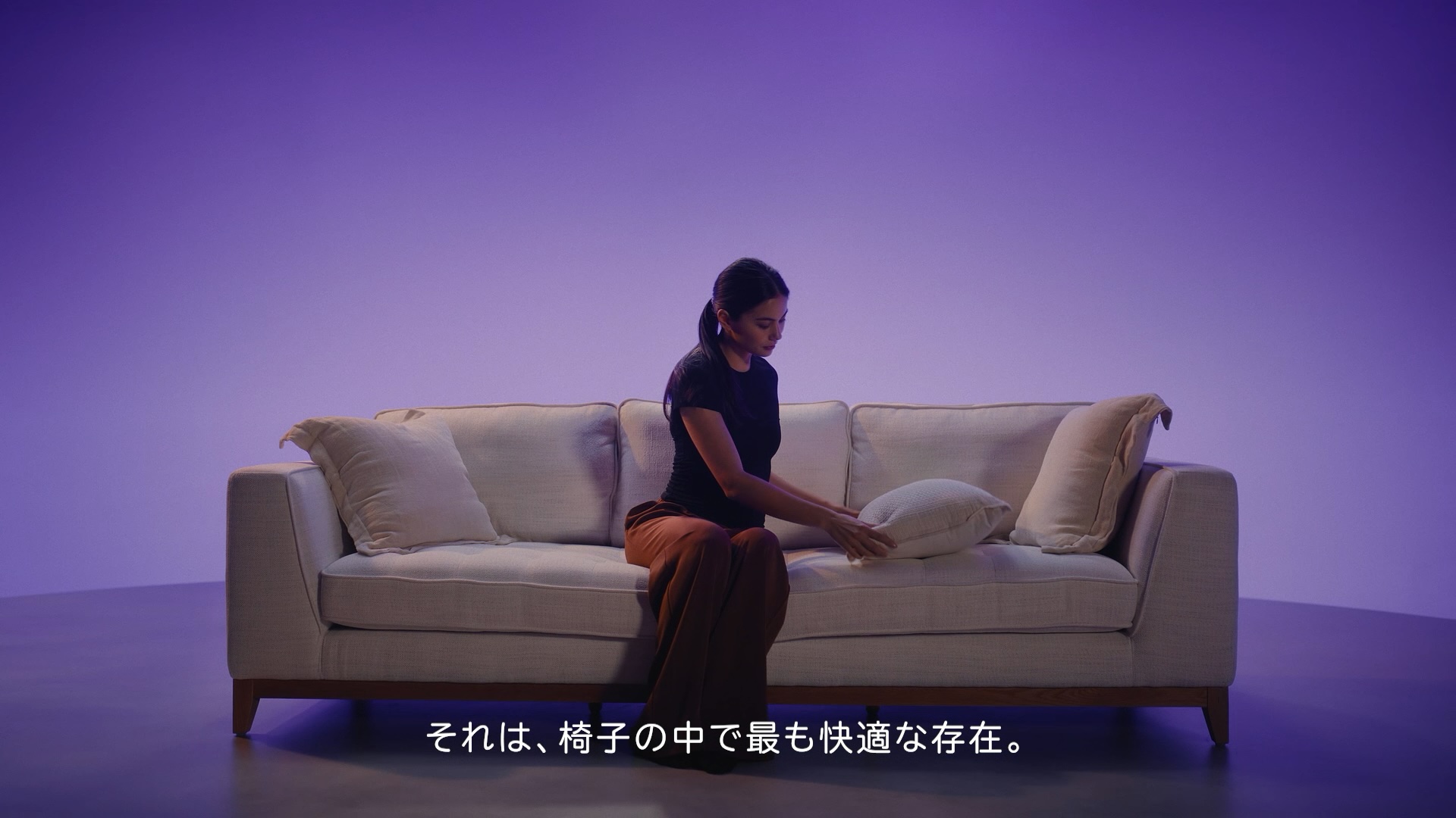 杉田智和さんの声でくつろぎ方を紹介する、横になれる座席「スカイカウチ」編のプロモーション動画