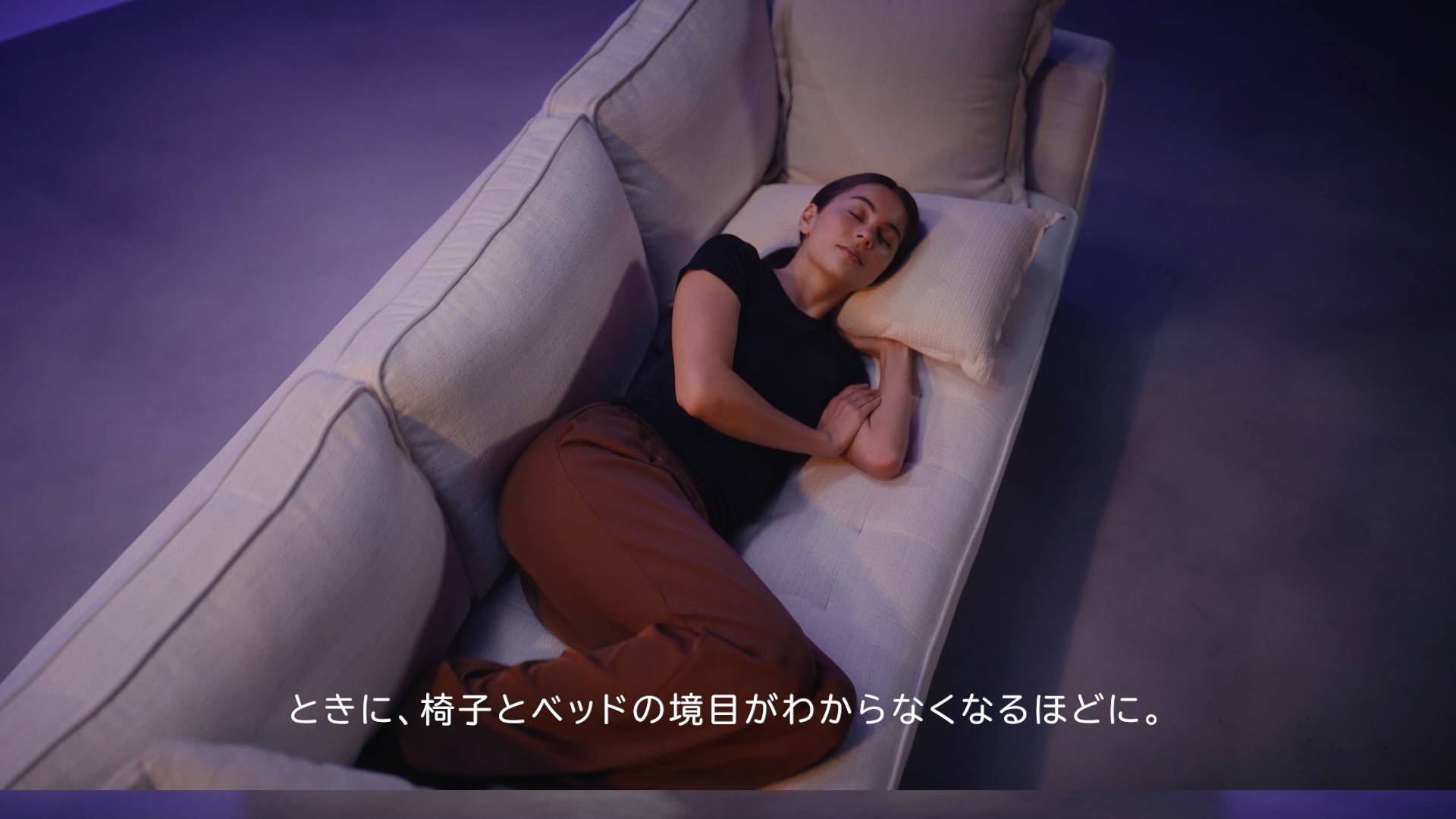 杉田智和さんの声でくつろぎ方を紹介する、横になれる座席「スカイカウチ」編のプロモーション動画