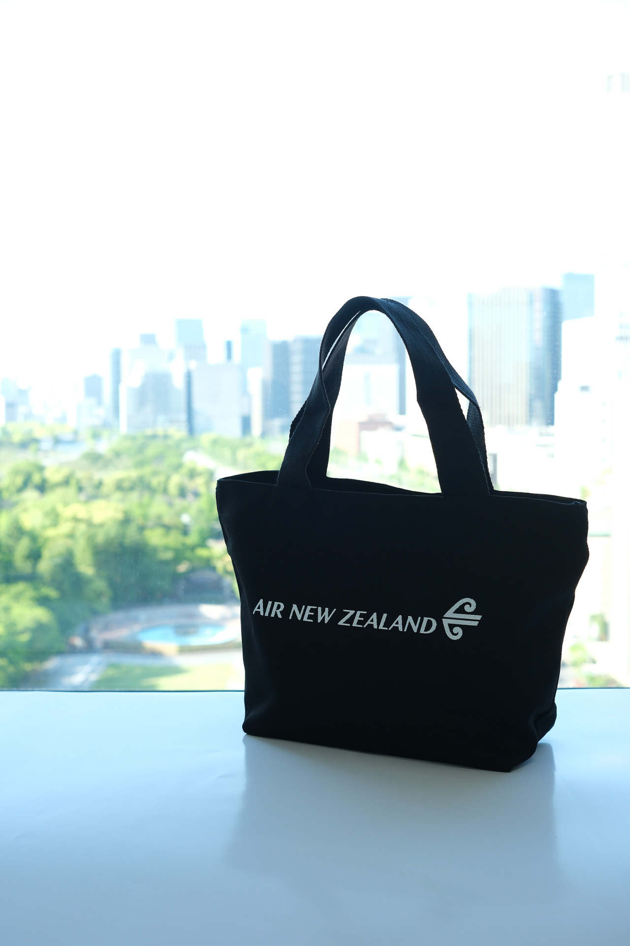 サイン入りのオリジナルミニトートが抽選で5人に当たる