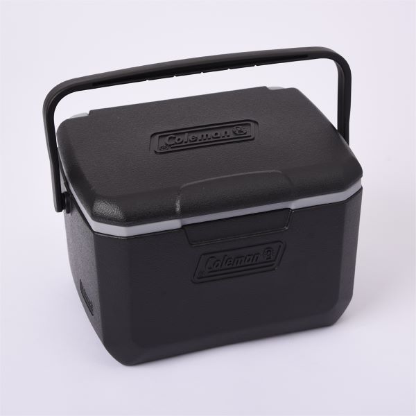 350mL缶が6本入るサイズの「コールマン クーラーボックス」（3300円）