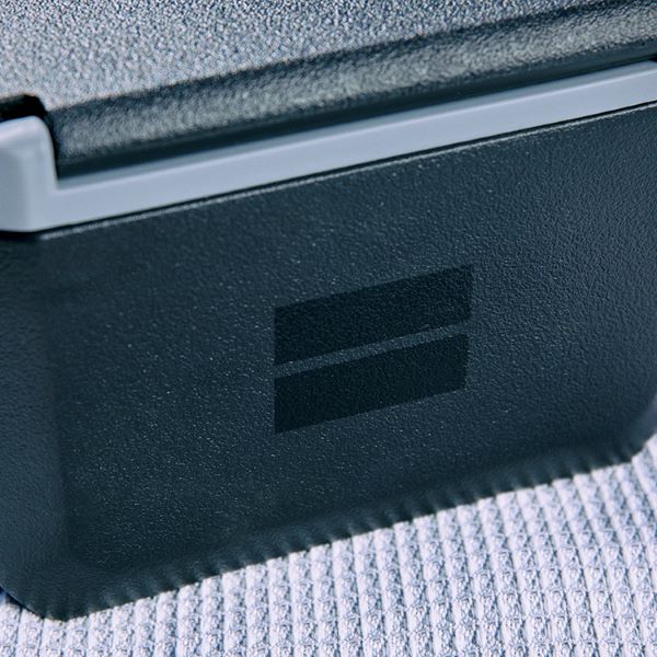 350mL缶が6本入るサイズの「コールマン クーラーボックス」（3300円）