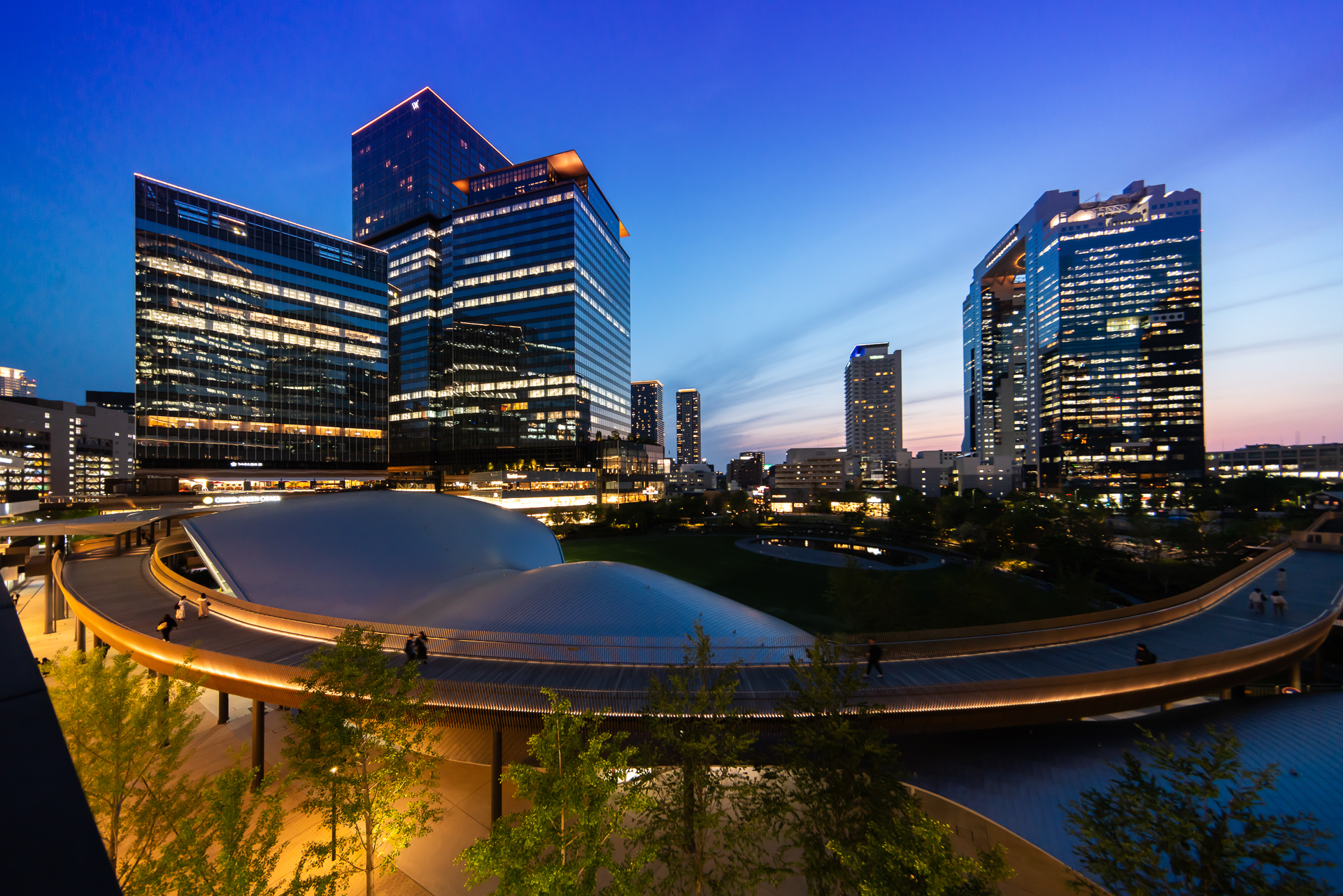 「ウォルドーフ・アストリア大阪」は大阪駅に隣接のうめきた地区にある。写真の中央にあるグラングリーン大阪 南館 パークタワー上層階にある。右は梅田スカイビル