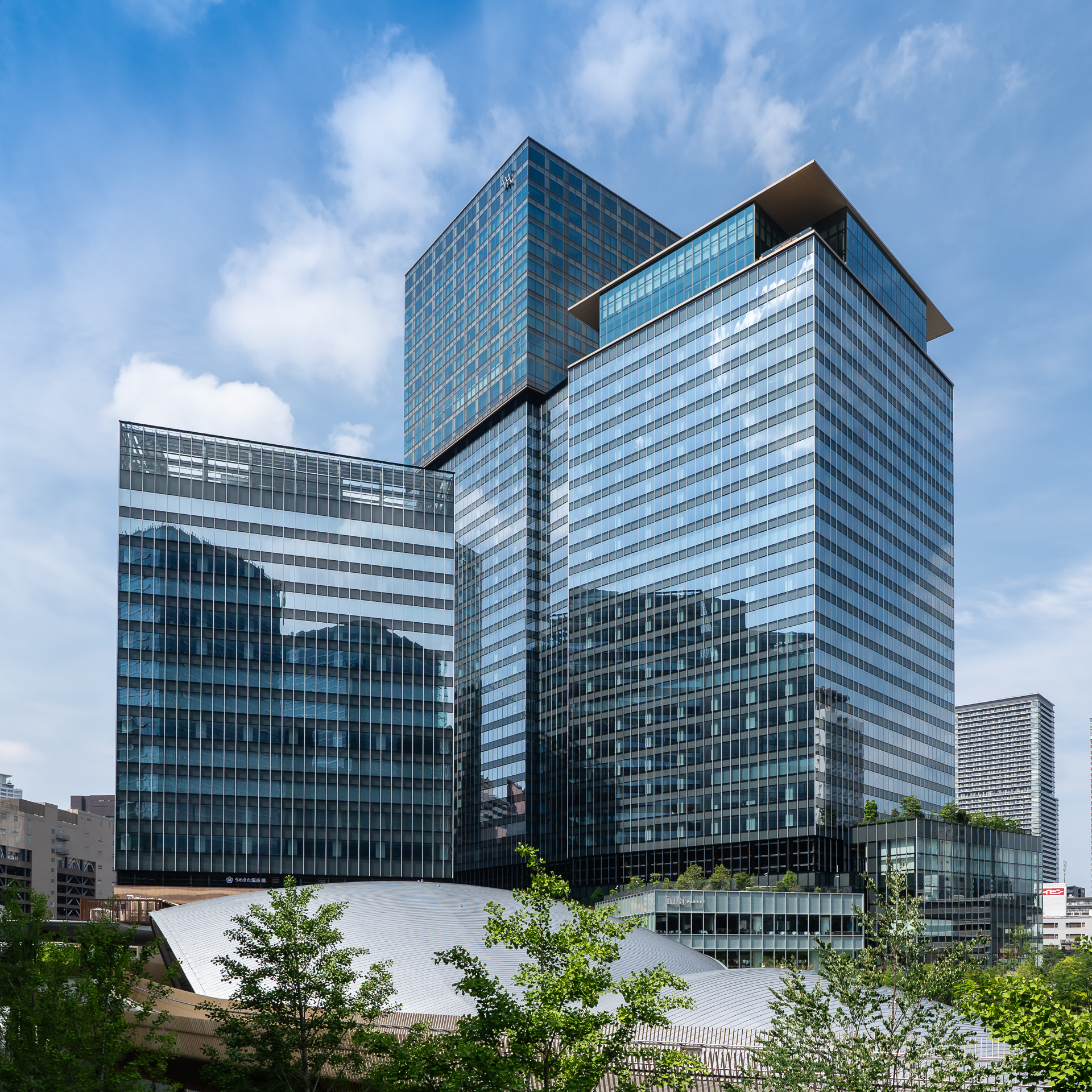 「ウォルドーフ・アストリア大阪」は、グラングリーン大阪南館の写真右パークタワーの28階より上にある。右の2棟の上層階だ