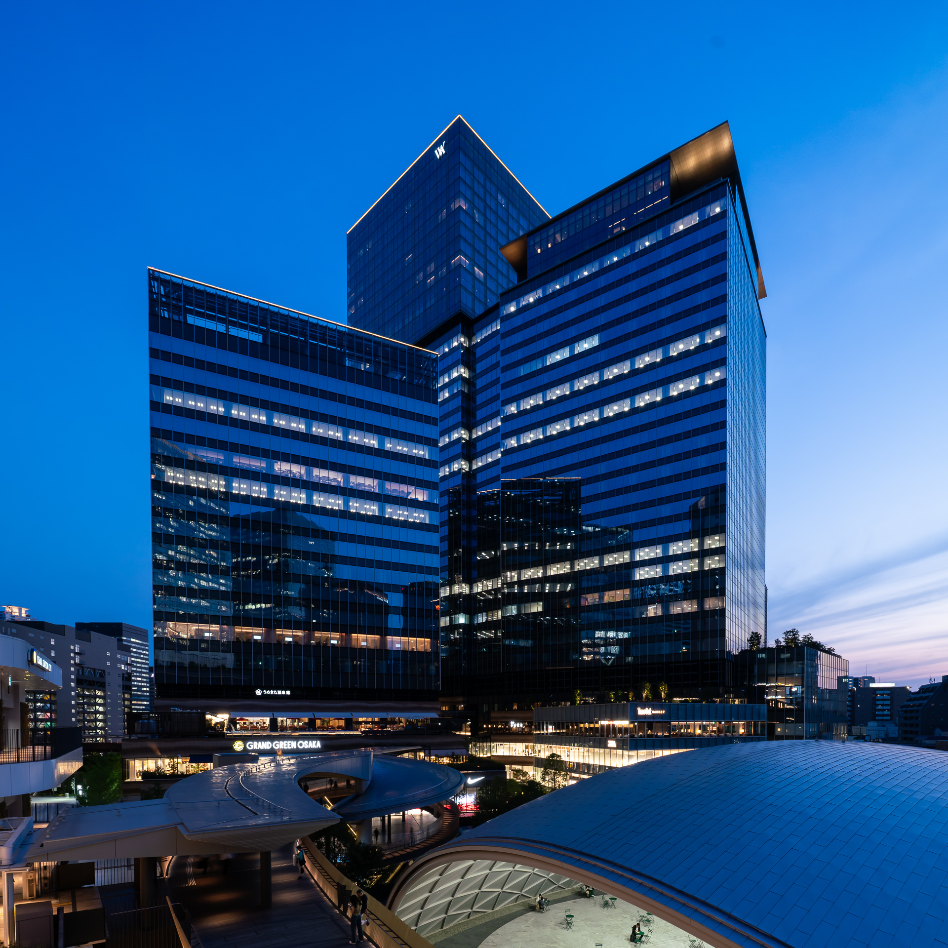 夜景。ルーフの照明と「WA」のホテルロゴが目立っているので分かりやすい