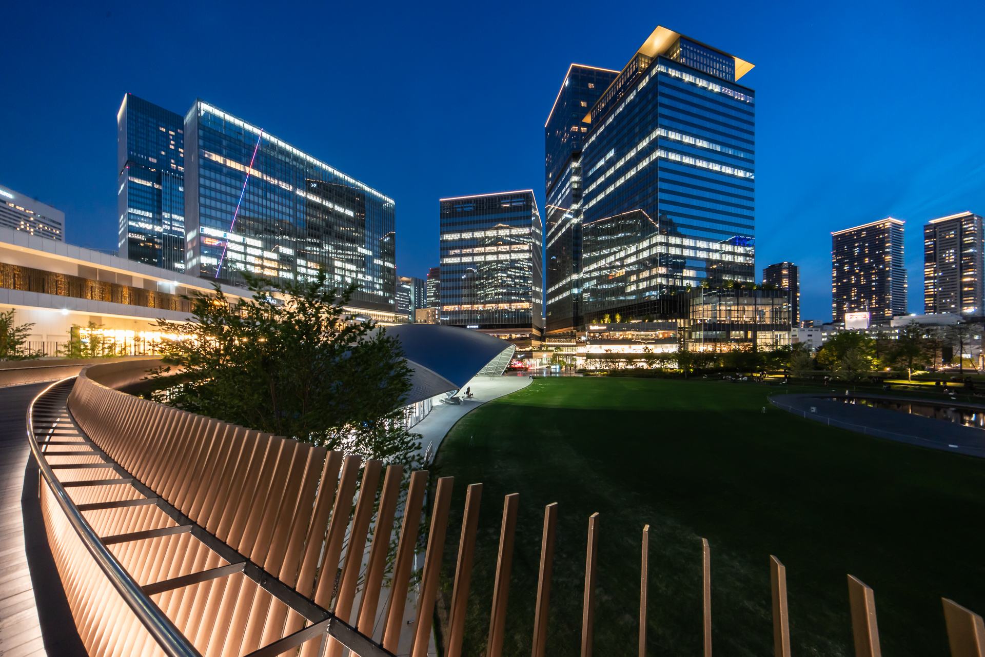 うめきた公園側から見た夜景。左側は大阪駅