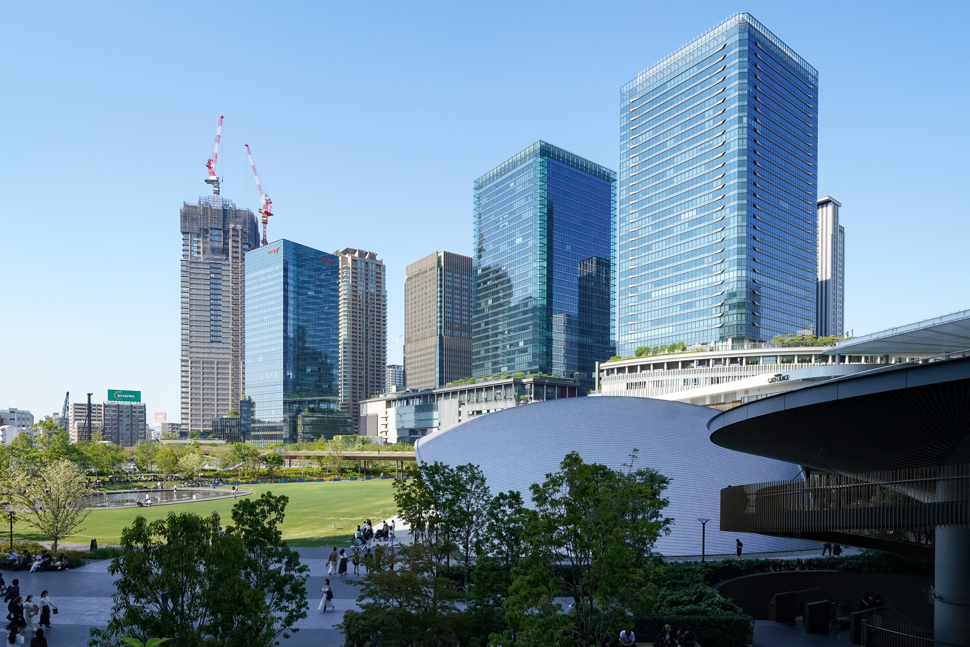うめきた公園周辺。同じヒルトンで昨年開業した「キャノピー by ヒルトン 大阪梅田」も見える